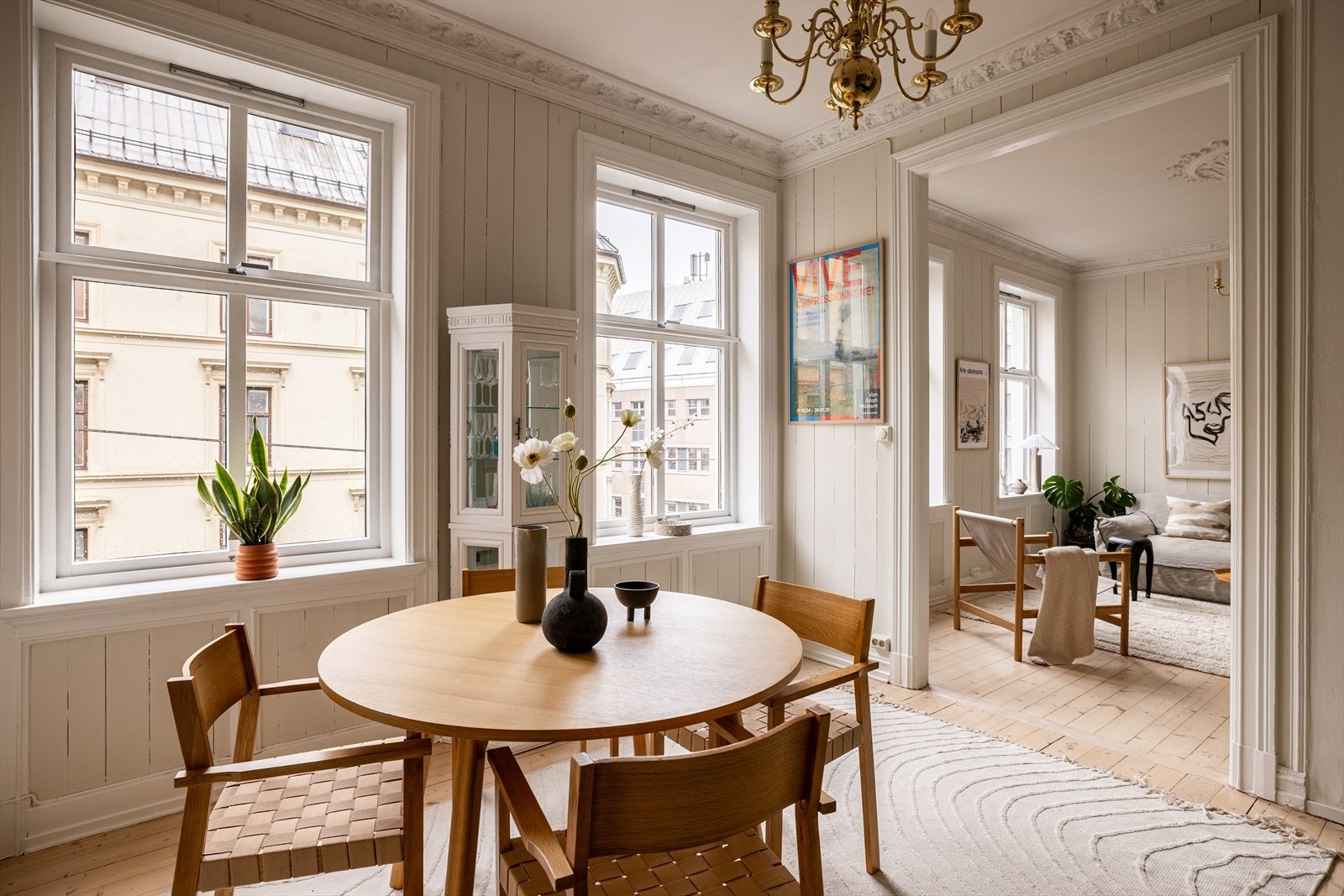 Den gjennomgående planløsningen sikrer en god romflyt mellom kjøkken og stue. Galleribilde