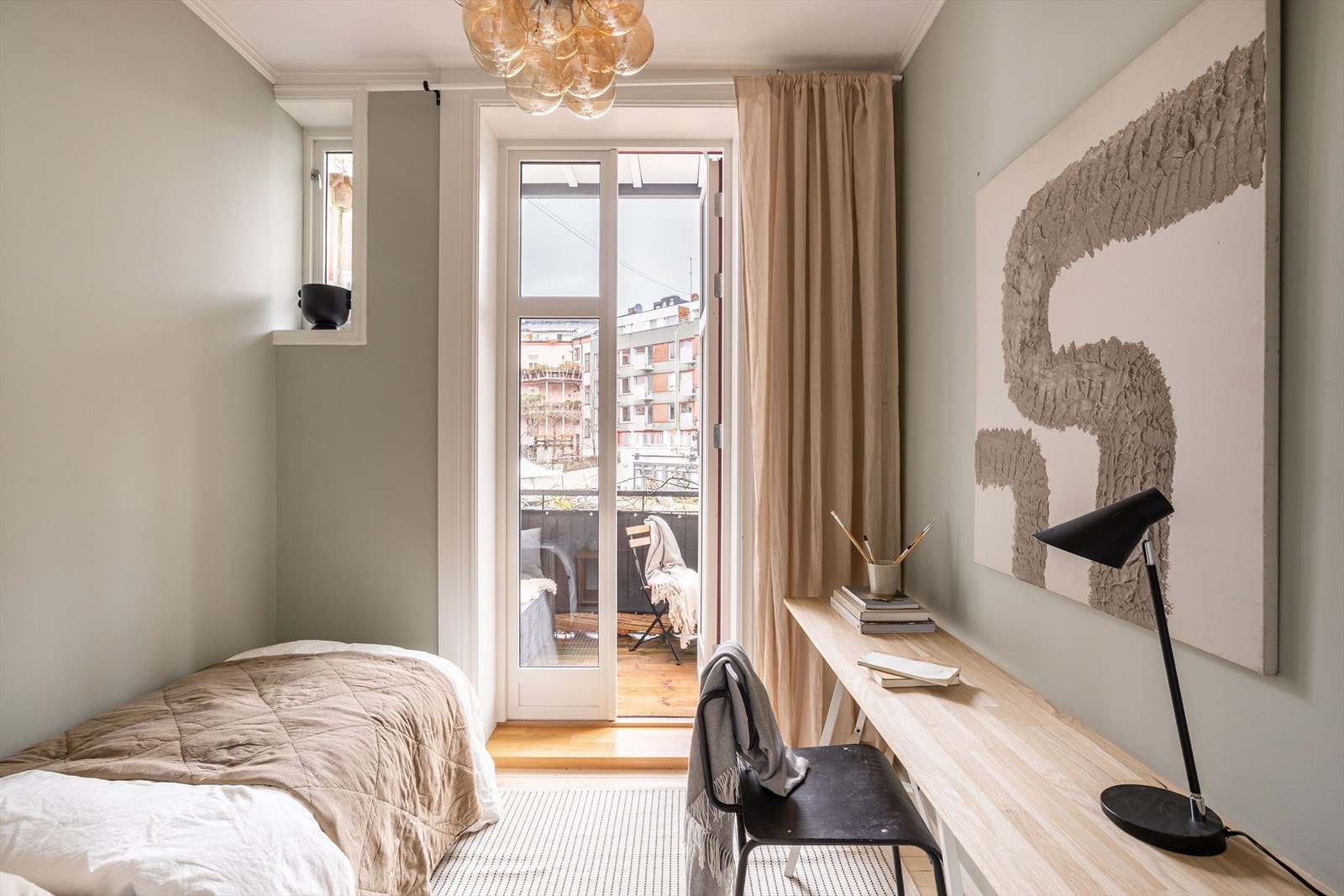 Det andre soverommet har direkte utgang til leilighetens balkong. Balkongdøren er fra 2018. Galleribilde