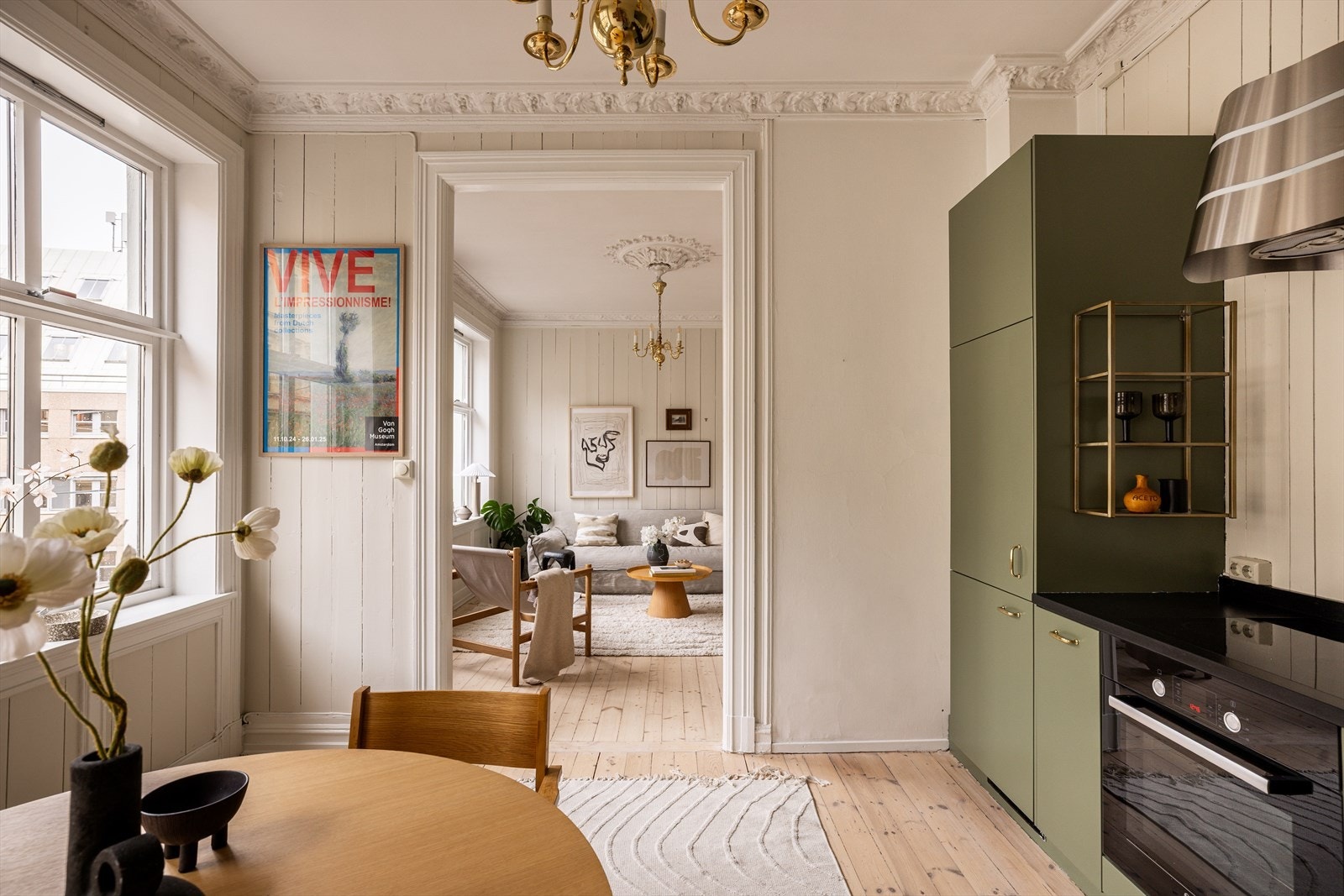 De store og klassiske vindusflatene slipper inn rikelig med dagslys. Galleribilde