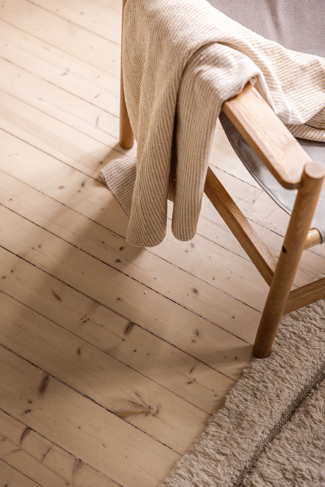 De originale heltregulvene er slipt og bidrar til leilighetens varme og autentiske preg. Galleribilde