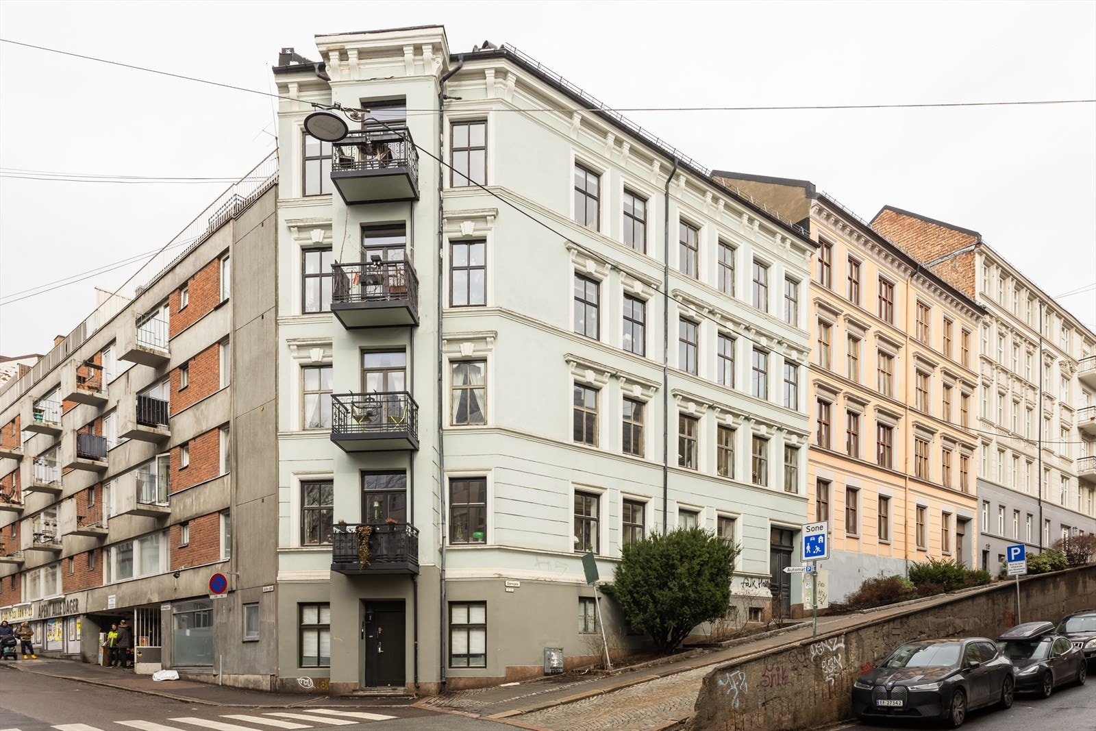 Dovregata 2 er en klassisk bygård fra 1898, beliggende i en rolig miljøgate mellom Bislett og St.Hanshaugen. Galleribilde
