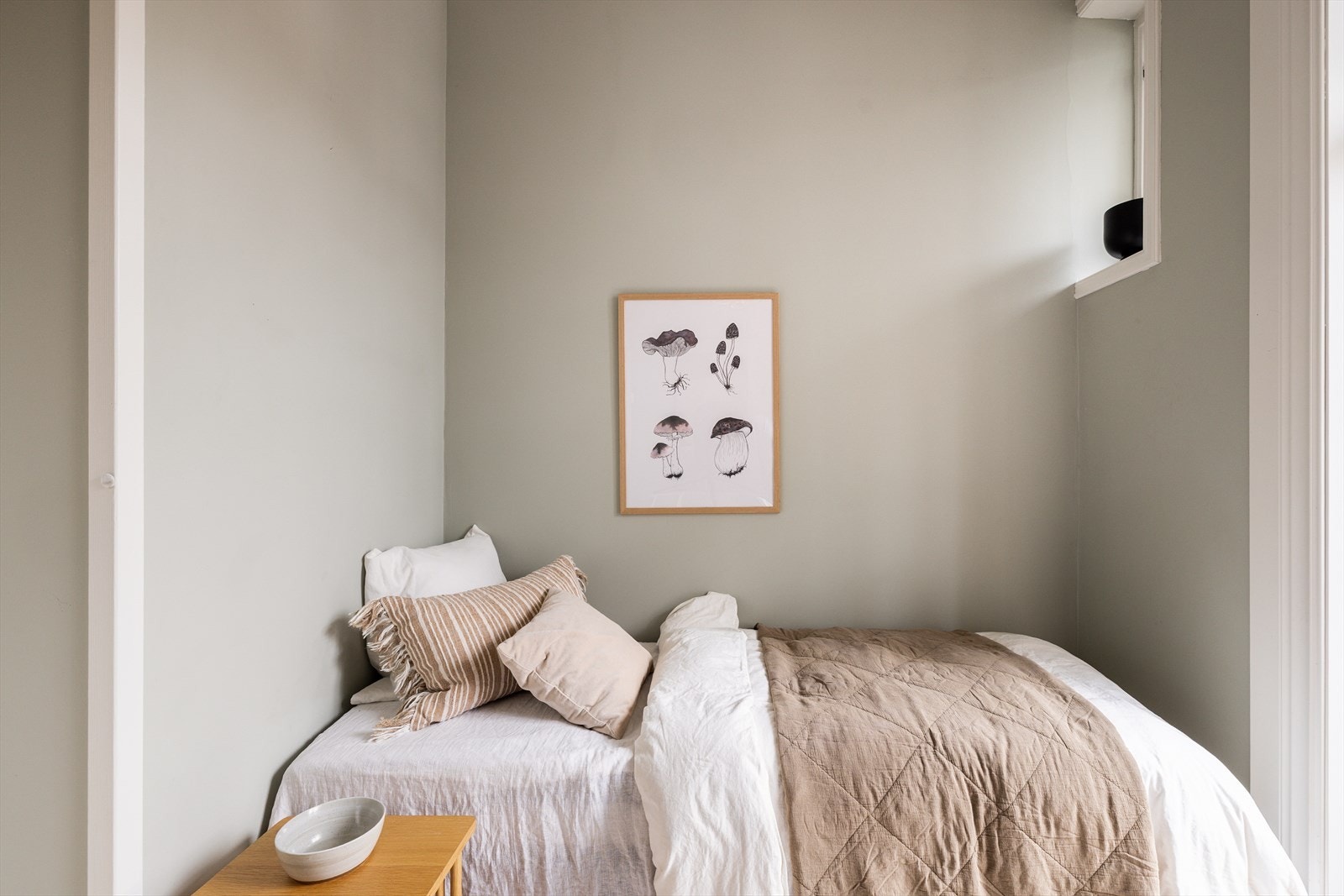 Også dette soverommet har en rolig plassering mot bakgården. Galleribilde