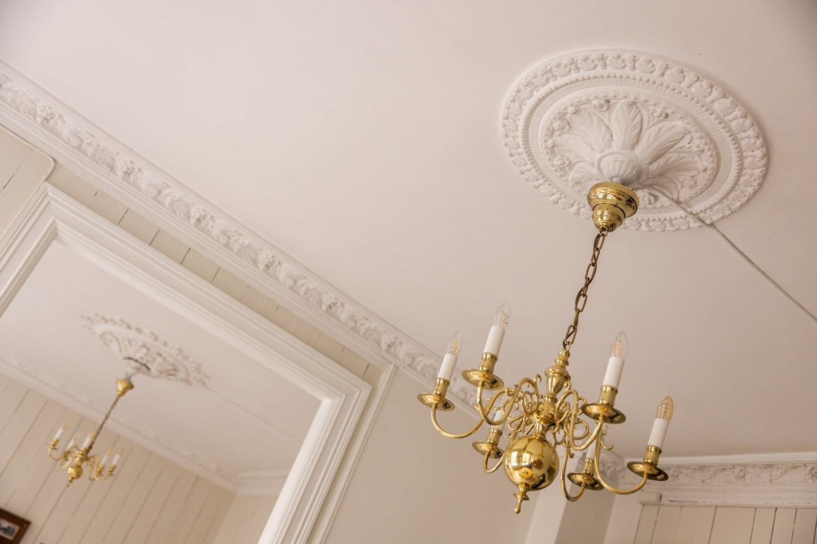 Klassiske detaljer som velbevart stukkatur og rosett understreker bygårdens historiske karakter fra 1898. Galleribilde