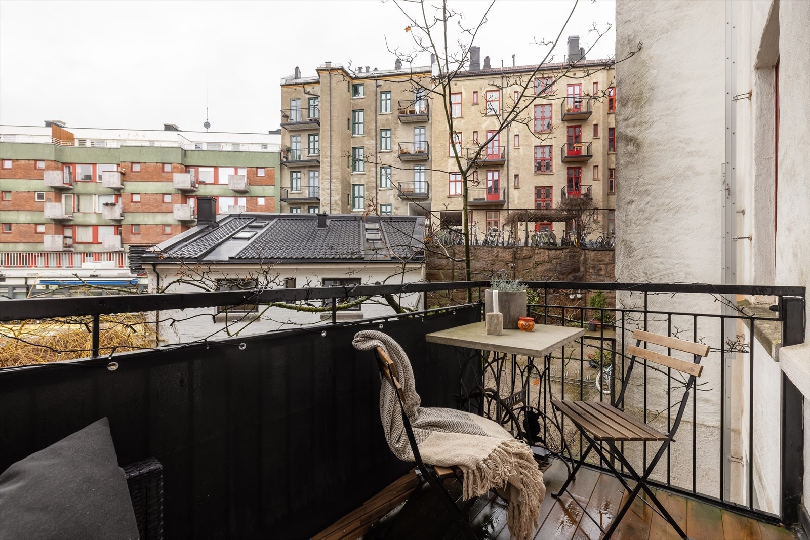 Leiligheten har også en hyggelig balkong med utsyn over den rolige, felles bakgården. Galleribilde