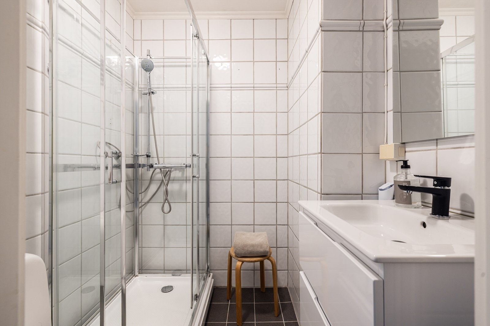 Badet er flislagt og har varme i gulvet for økt komfort. Galleribilde