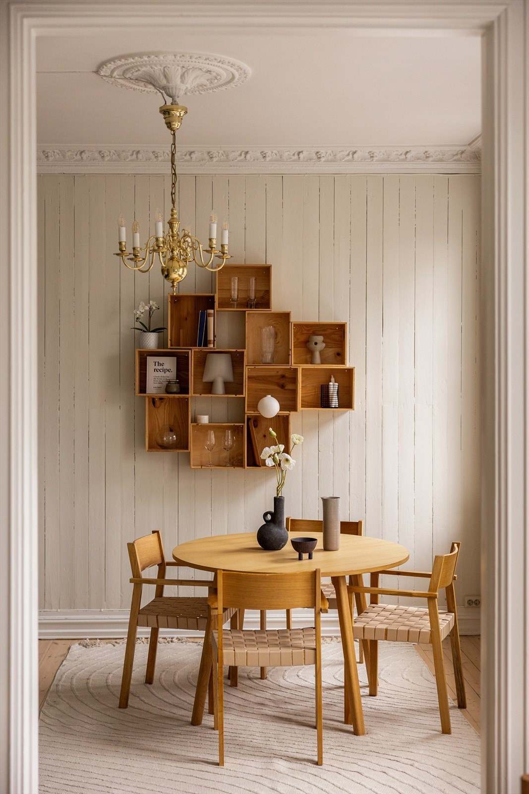 Spisestuen er en naturlig del av kjøkkenet, perfekt for sosiale sammenkomster. Galleribilde