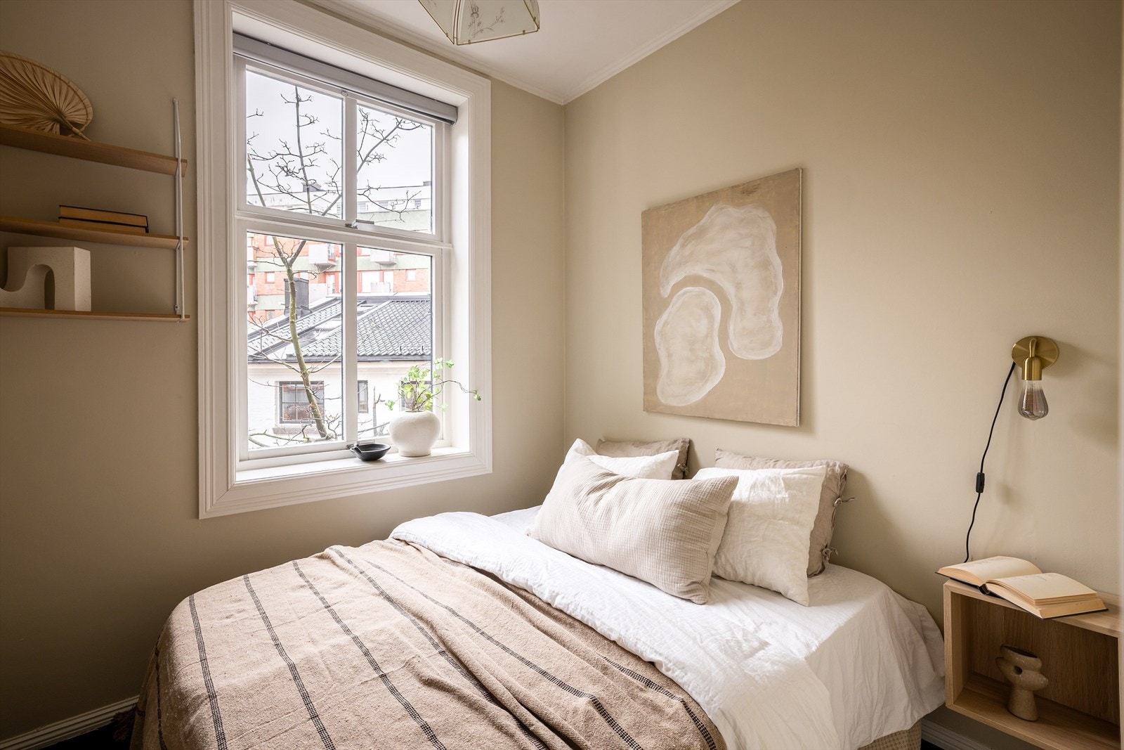 Hovedsoverommet vender mot rolig bakgård. Her er det plass til dobbeltseng og garderobeløsning. Galleribilde