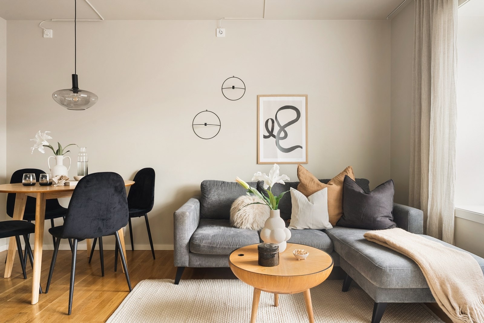 Stuen har god plass til både sitte- og spisegruppe Galleribilde