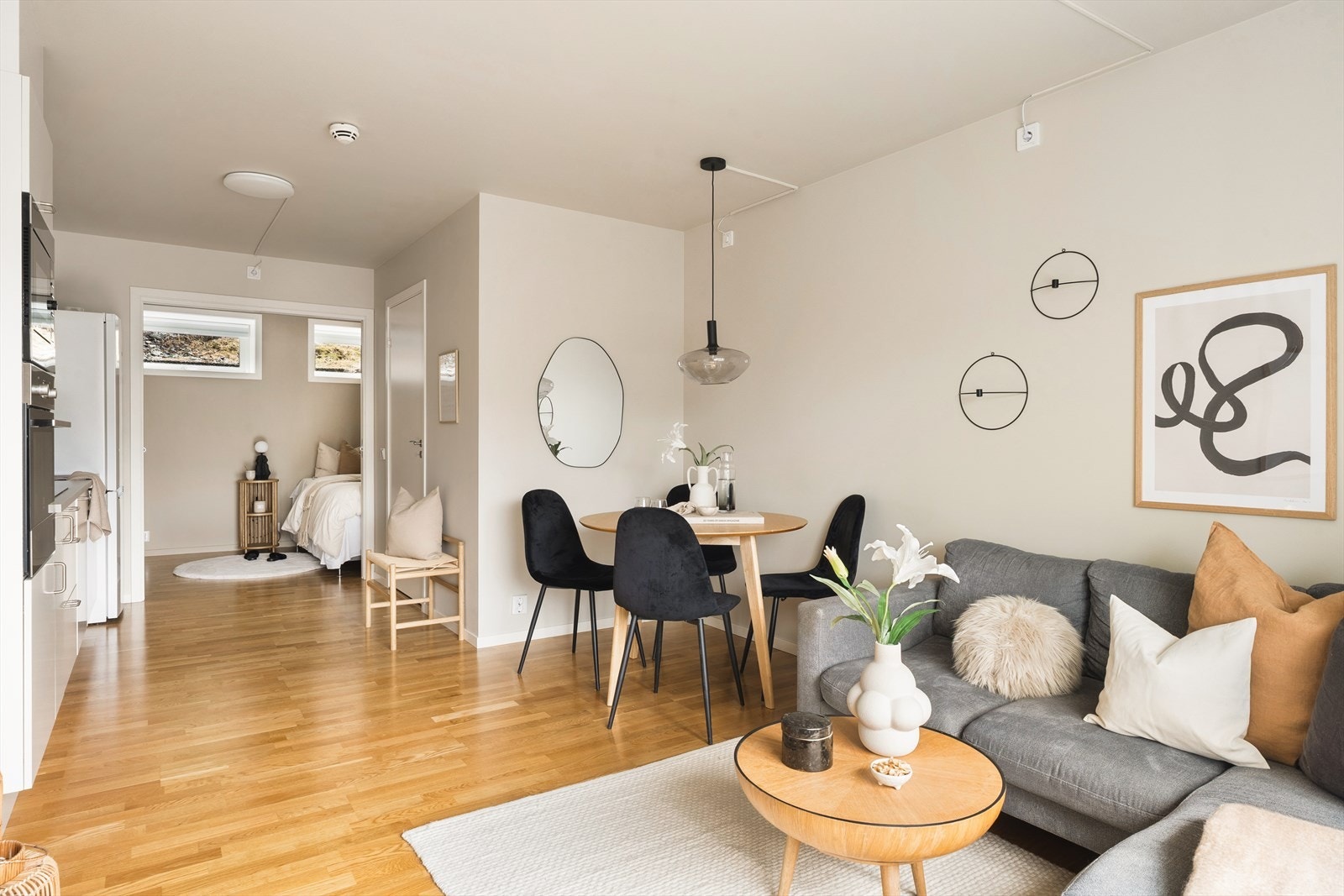 Leiligheten har en åpen stue- og kjøkkenløsning som gir god utnyttelse av arealet Galleribilde