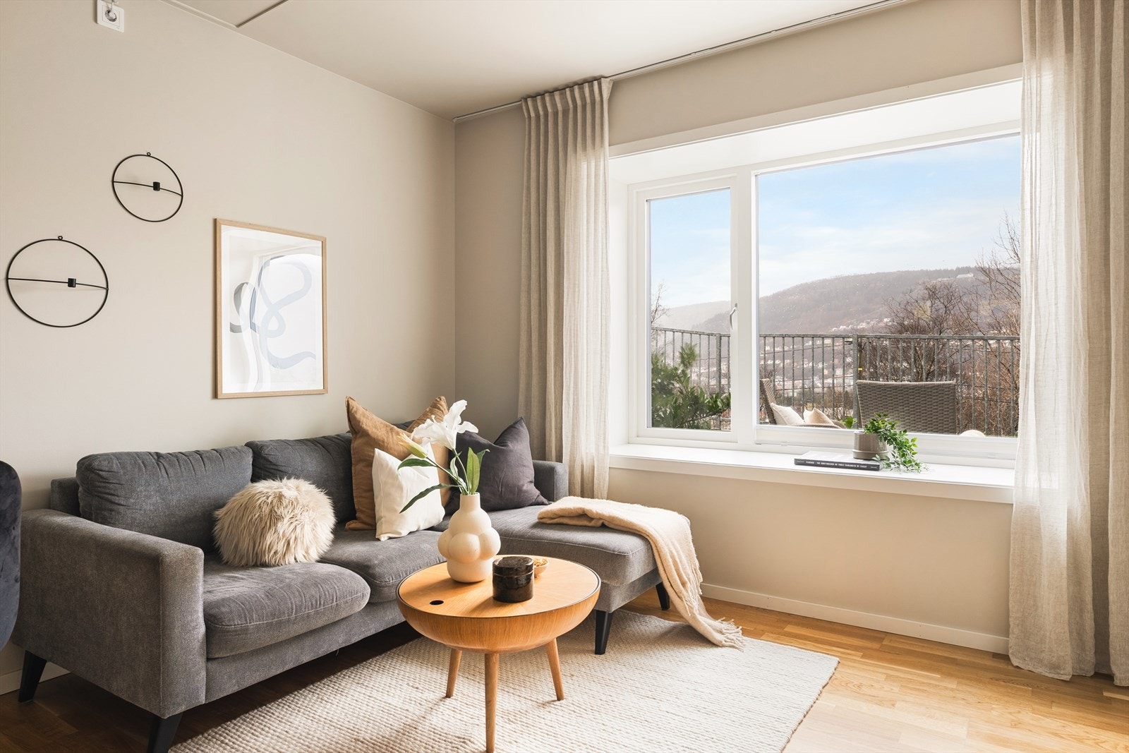 Fra stuen har fin utsikt mot Fløyen og Ulriken Galleribilde