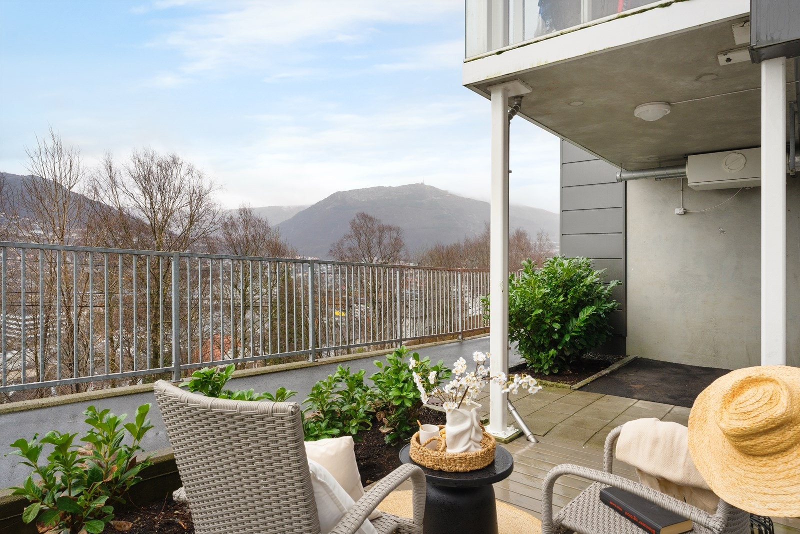 Ved inngangspartiet disponerer leiligheten en østvendt terrasse på ca. 6,4 m² Galleribilde