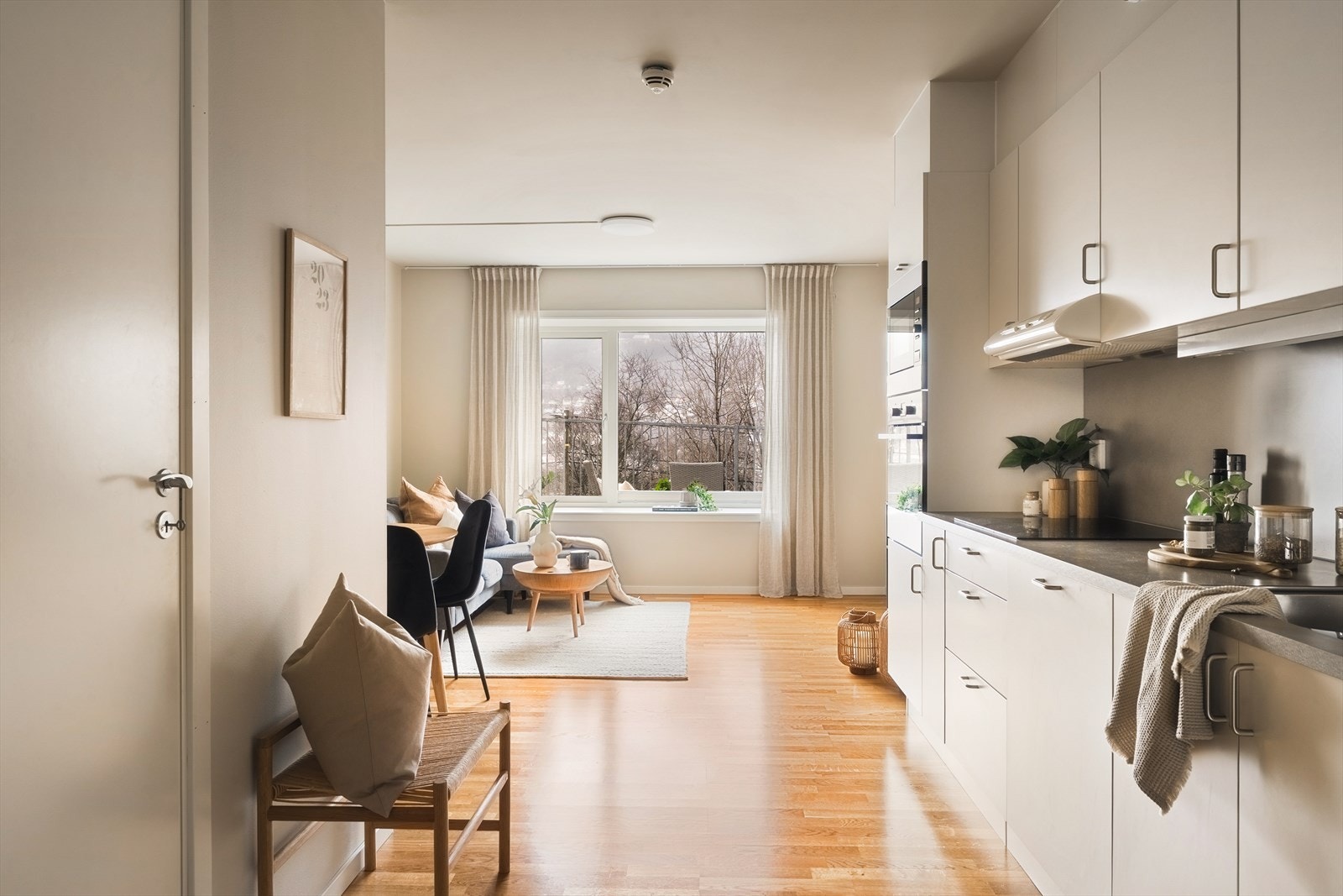 Innredningen har slette fronter og laminat benkeplate Galleribilde