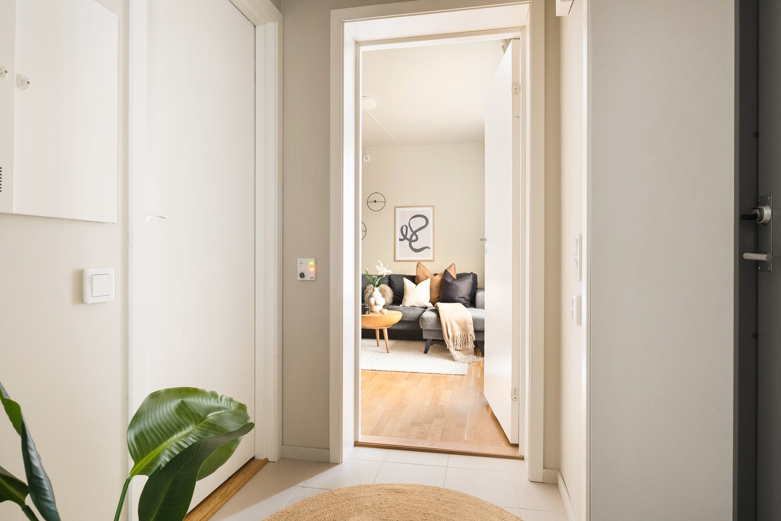 I gangen er det god plass til å henge fra seg yttertøy og sette fra seg sko Galleribilde