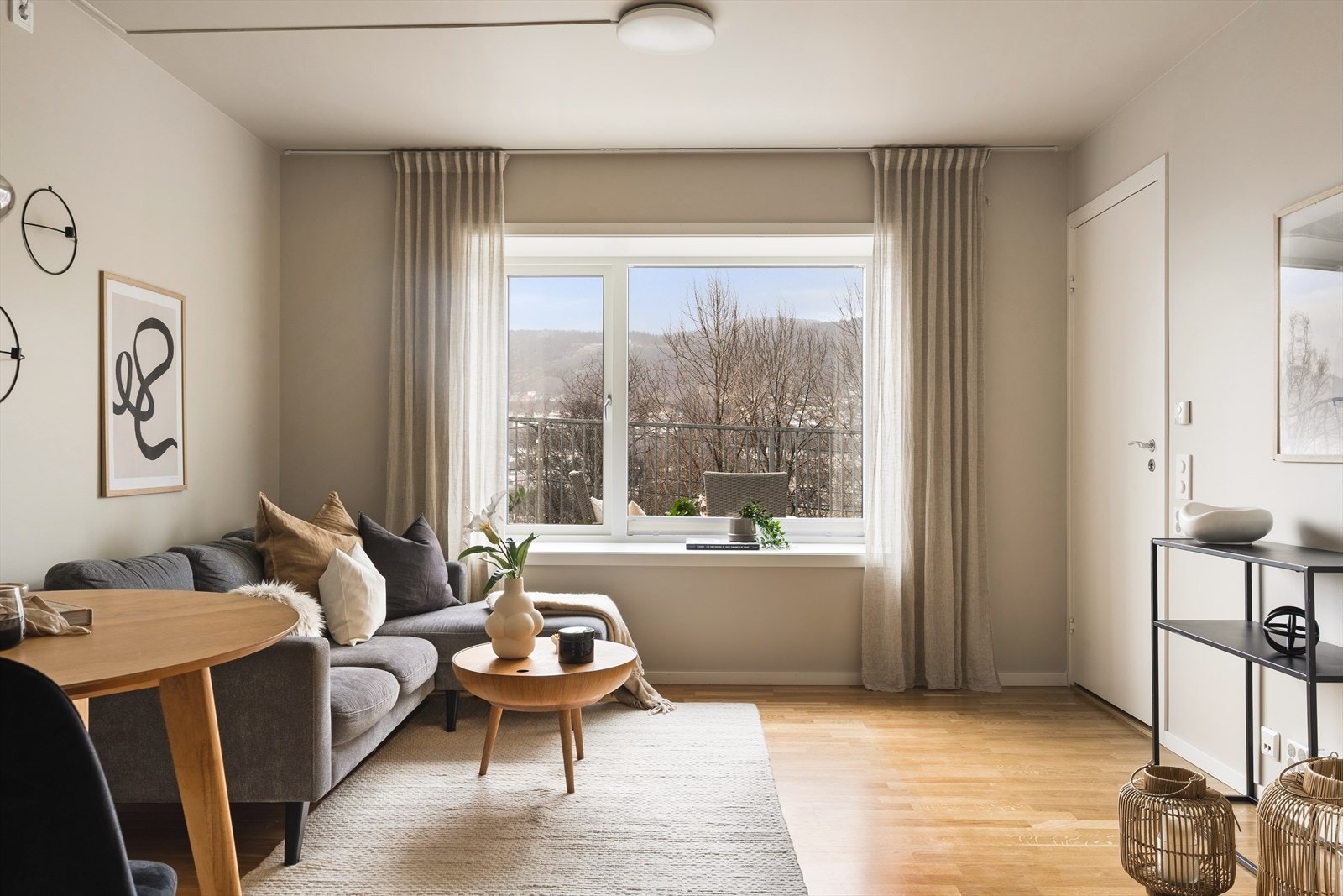 Leiligheten holder god standard fra 2020 og har blant annet vannbåren gulvvarme i gang, bad og stue/kjøkken Galleribilde