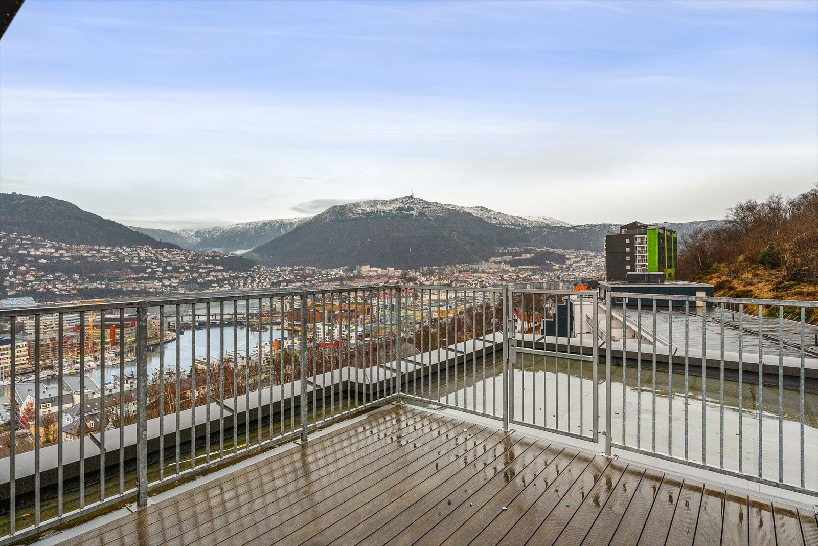 Her er det gode solforhold og fantastisk utsikt mot innseilingen til Bergen, Fløyen og Ulriken Galleribilde