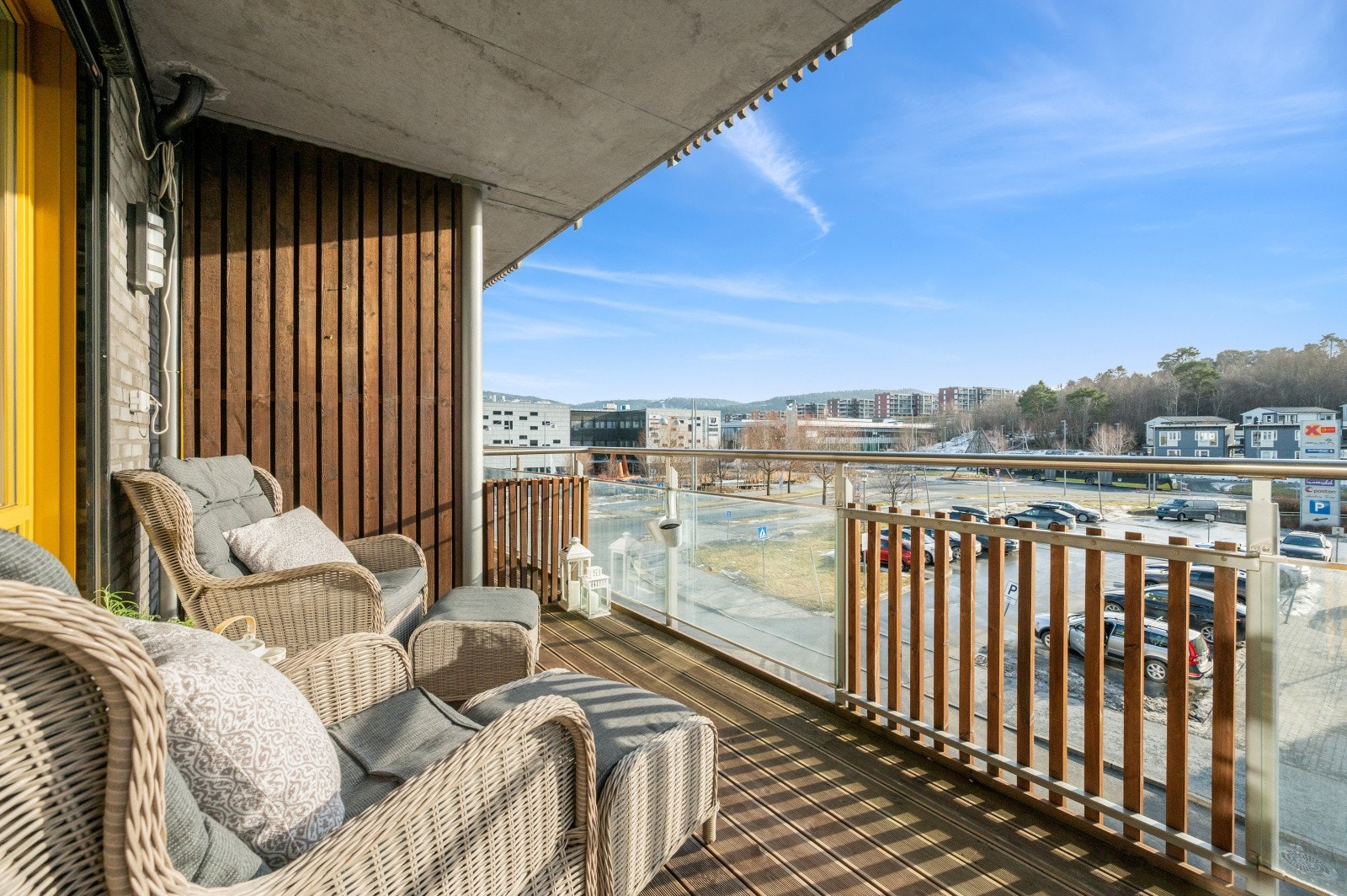 Stor balkong på hele 10 kvm. med ypperlige solforhold og ingen innsyn fra omliggende bebyggelse. Galleribilde