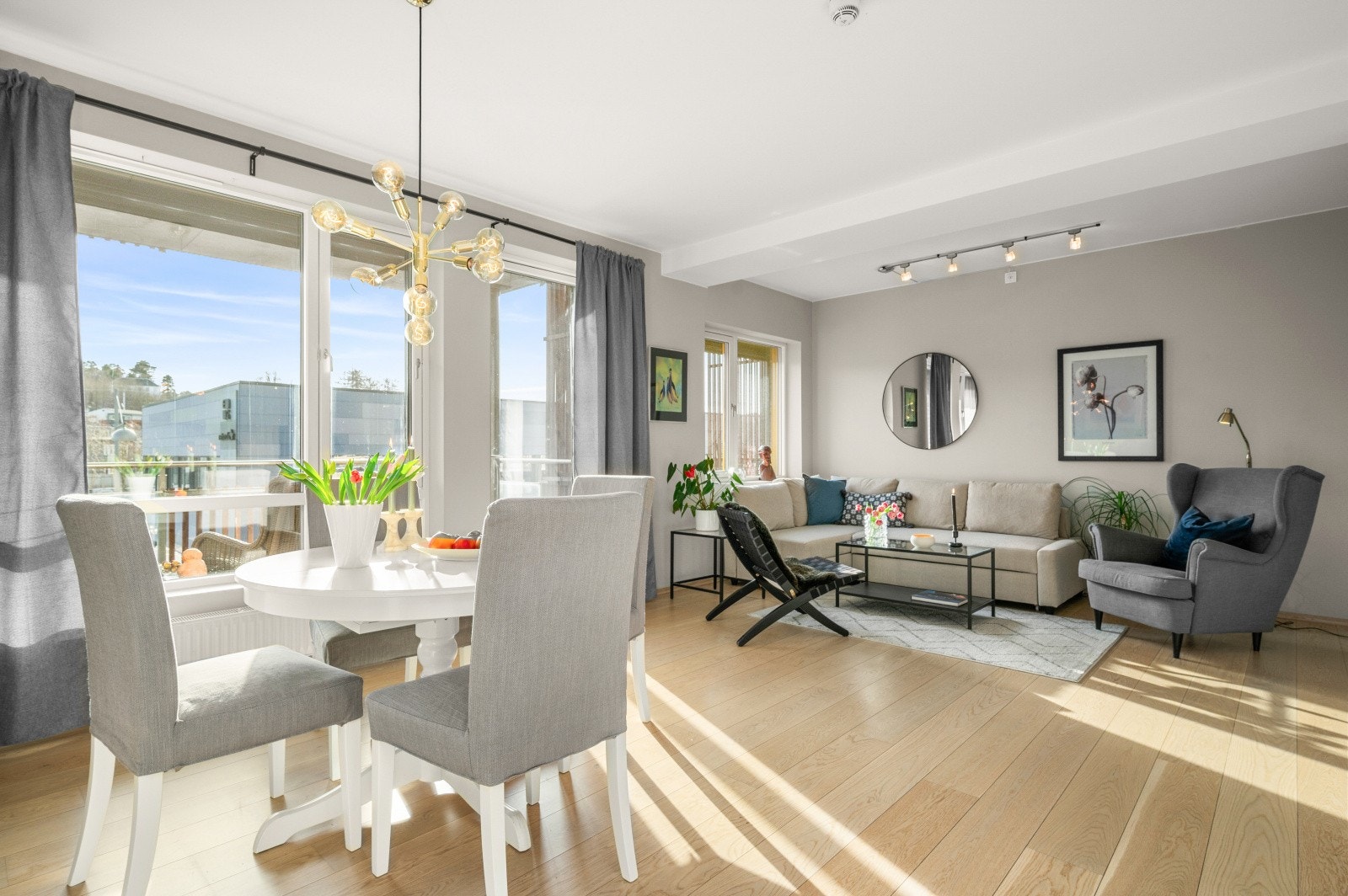 Leiligheten har romslige oppholdsrom med "rett" planløsning med god plass til både spisestue og TV-stue i oppholdsrom. Fin enstavs eikeparkett og listefrie overganger vegg/ tak. Galleribilde