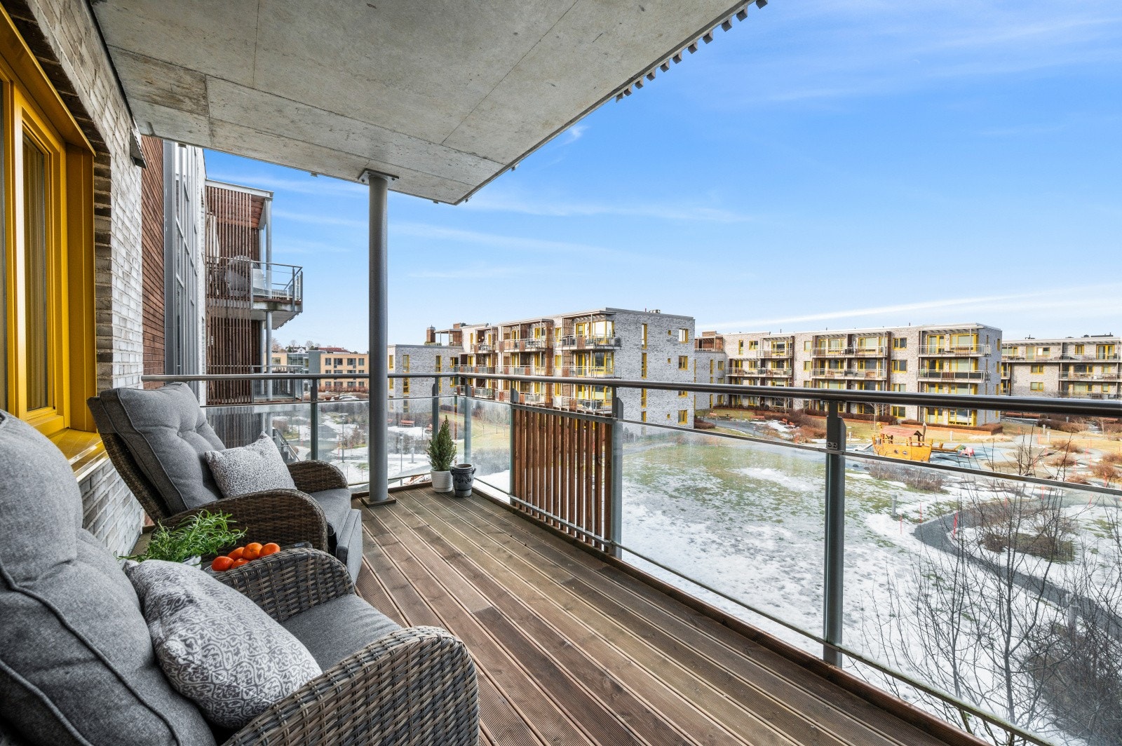 Balkongen er 13 kvm. og ligger skjermet til. Her har man ettermiddags- og kveldssol i sommermånedene. Galleribilde