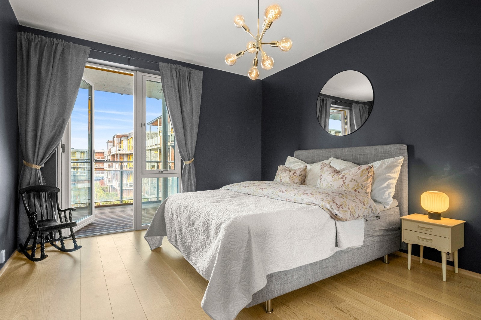 Romslig soverom med god plass som kan tilpasses behovet til den enkelte. Det er også utgang til balkongen som vender mot atriumet i sameiet. Galleribilde