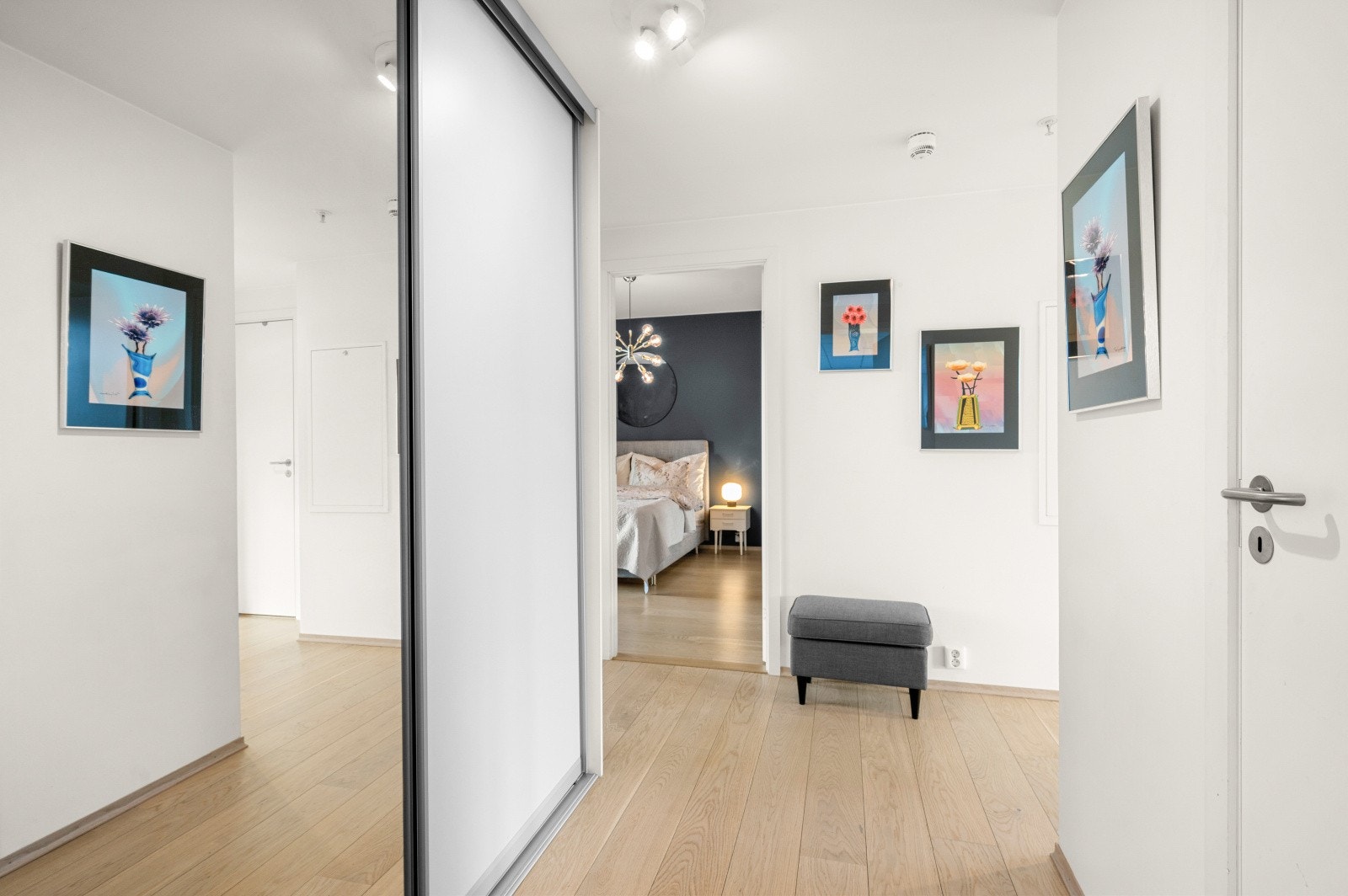 Leiligheten har mye lagringsplass i både garderober, intern bod, ekstern bod og skyvedørsgarderobe ved inngangen. Galleribilde