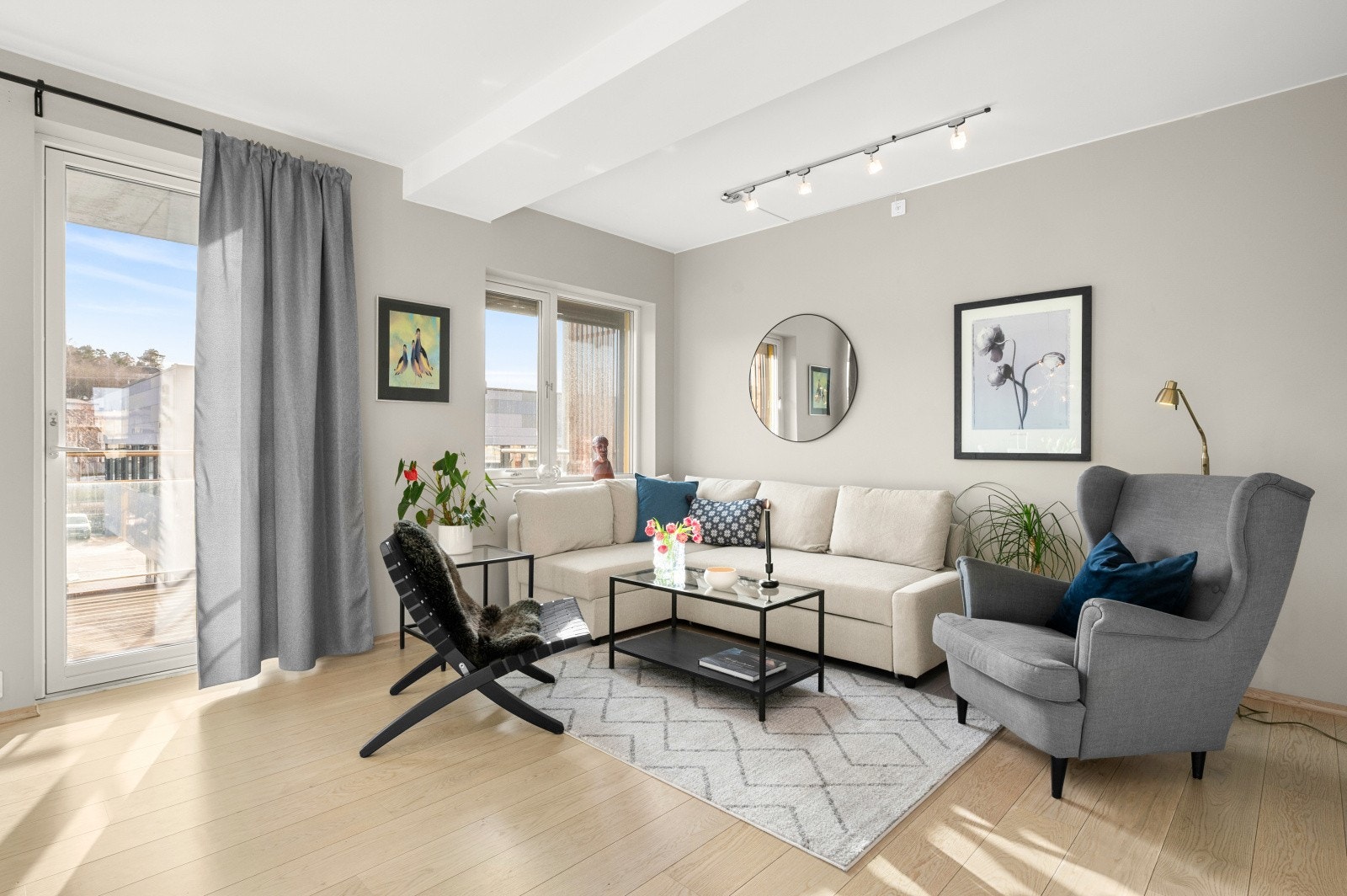 Leiligheten varmes opp av fjernvarme som er inkludert i månedlige fellesutgifter på kr. 3 443,-. Her er det også inkludert tv/ internett, vask av fellesarealer og løpende drift og vedlikehold i sameiet mm. Galleribilde