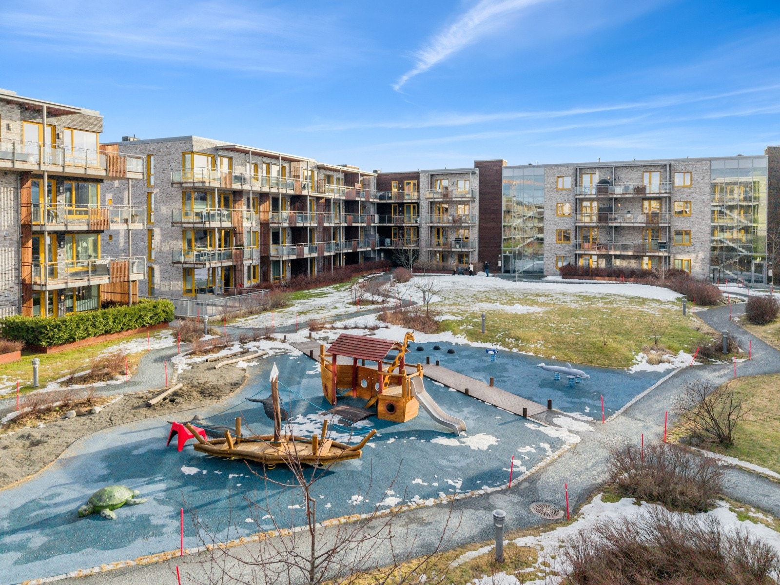 Flott opparbeidet atrium med både sittegrupper, lekeapparater og internveier. Ypperlig for alle aldersgrupper. Galleribilde