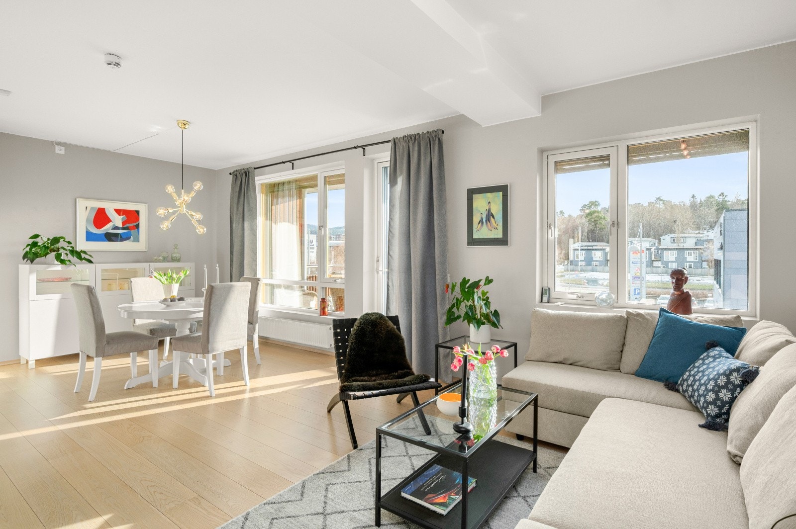 Oppholdsrommene er 30,5 kvm. og har utgang til sørvendt balkong på hele 10 kvm. uten sjenerende innsyn. Galleribilde