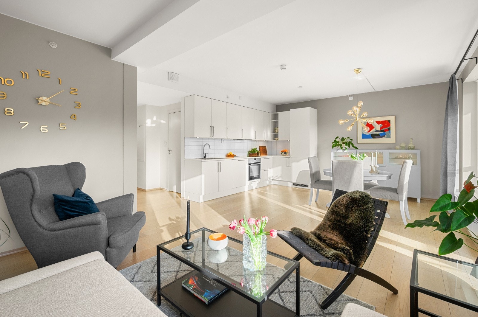 Leiligheten er lys og tiltalende med moderne standard, balansert ventilasjon og heis ned til P-plassen i oppvarmet parkeringskjeller. Galleribilde