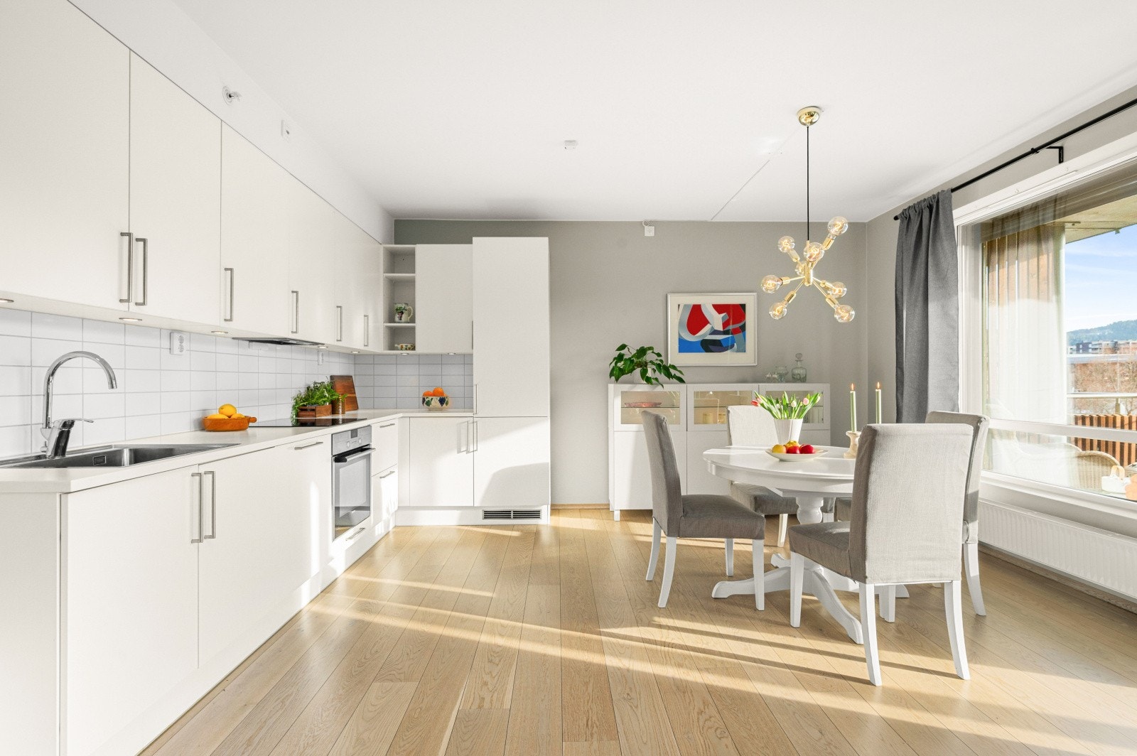 Lekkert kjøkken fra JKE med integrerte hvitevarer med oppvaskmaskin, kjøleskap, steketopp og komfyr. Galleribilde