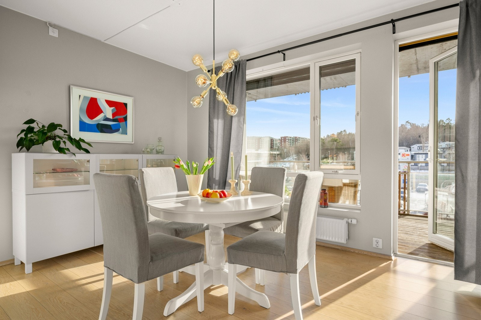 Det er god plass til spisebord og utgang til romslig balkong som ligger sørvendt. Leiligheten har også utvendig solskjerming mot sør. Galleribilde