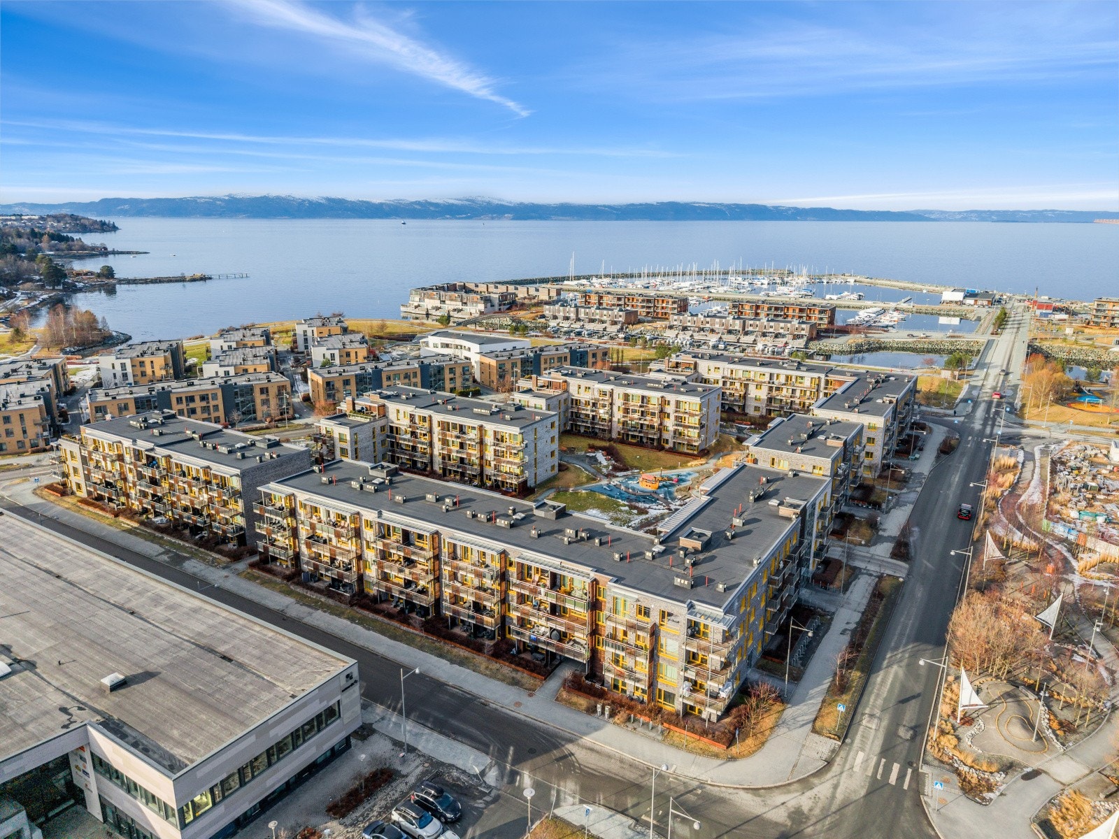 Området har flotte turområder langs Ladestien, fine lekeplasser, marinaen med Flipper og flere strender hvor den nye Grilstadstranda er hyppig brukt av beboerne i området. Galleribilde