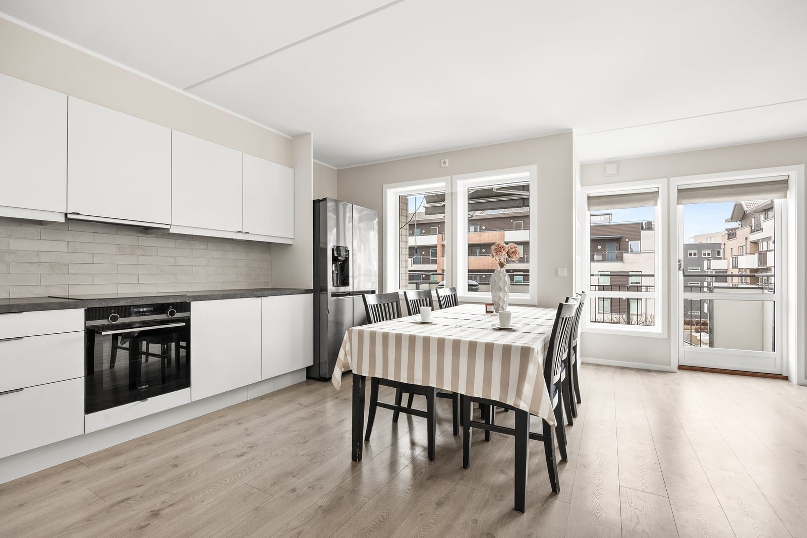 Det er integrert stekeovn, platetopp og oppvaskmaskin i kjøkkenet som medfølger i handelen. Galleribilde