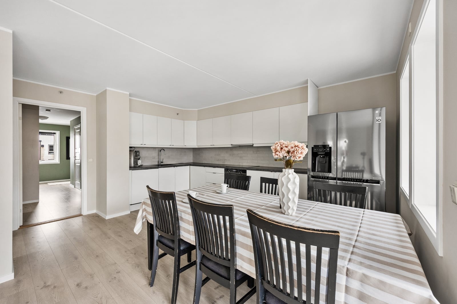 På kjøkkenet er det god plass til spisebord. Galleribilde