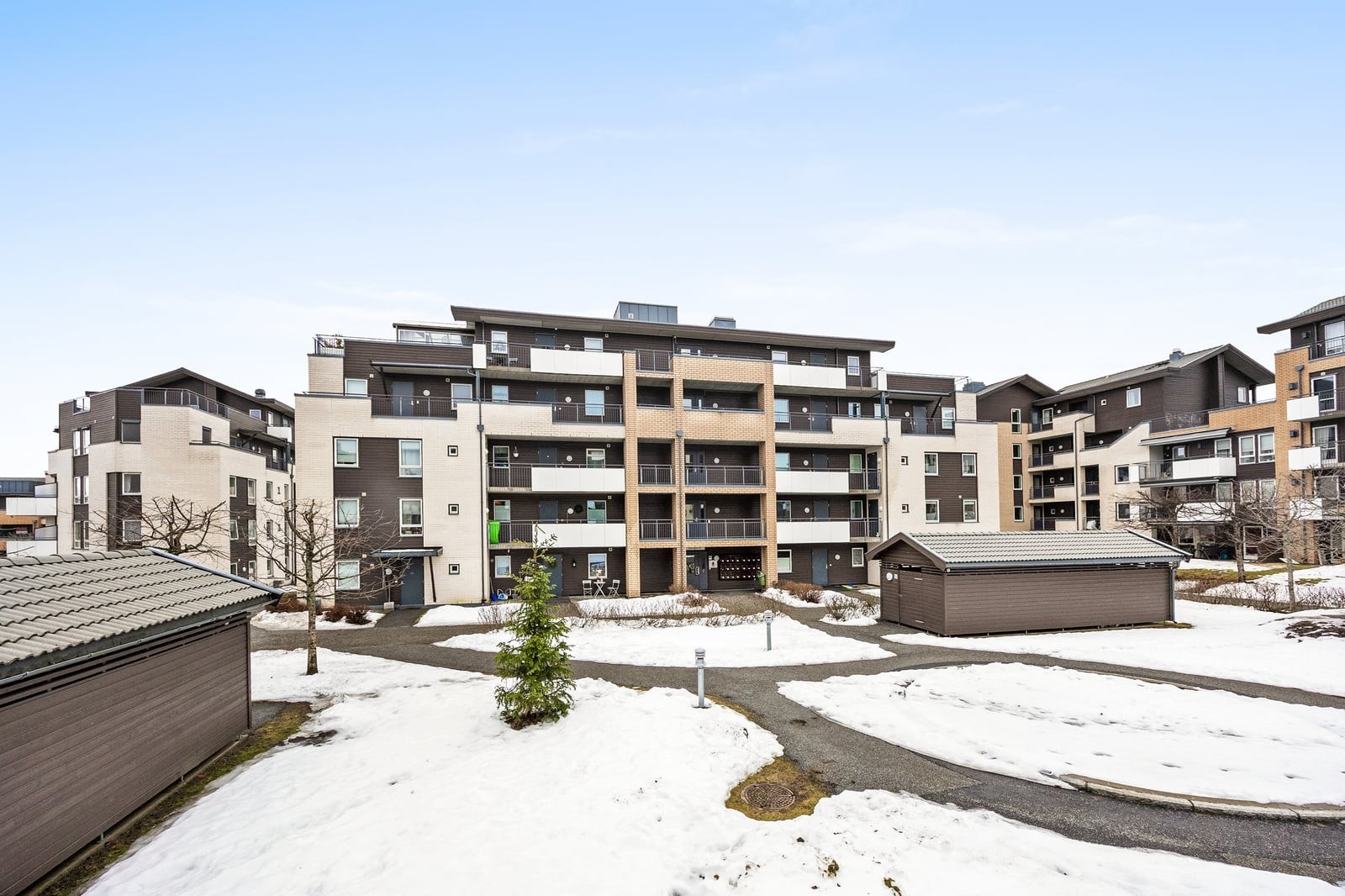 Fasade inngangspartier. Galleribilde