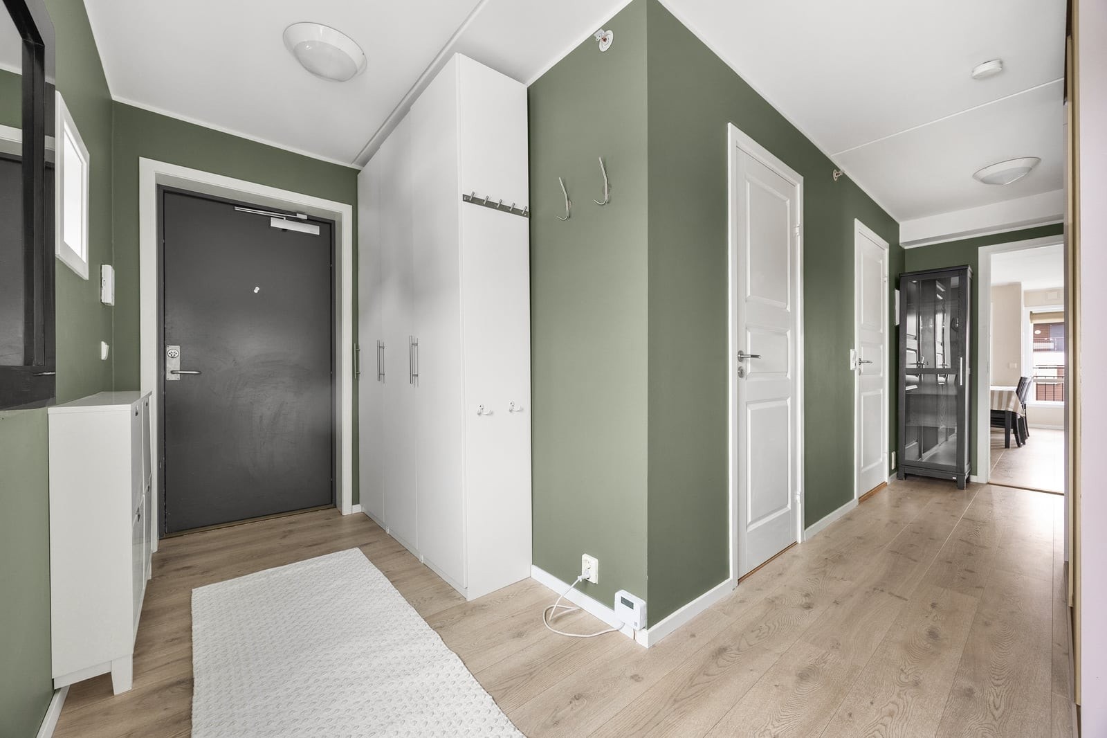 Gangen er malt i en moderne grønn farge, og her er det også ekstra garderobeskap. Galleribilde