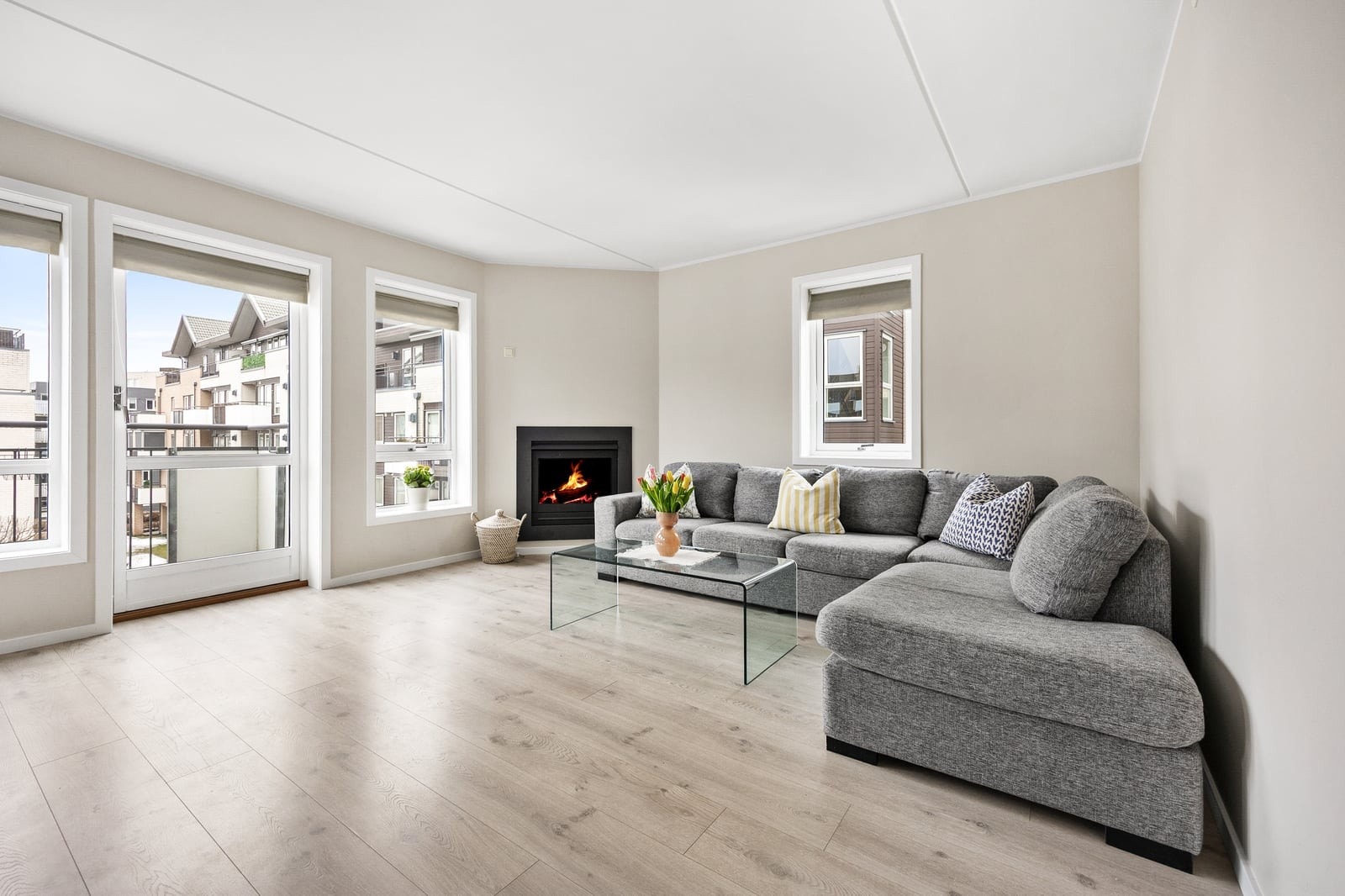 Lys og hyggelig stue med store vindusflater som slipper inn godt med naturlig lys. Galleribilde