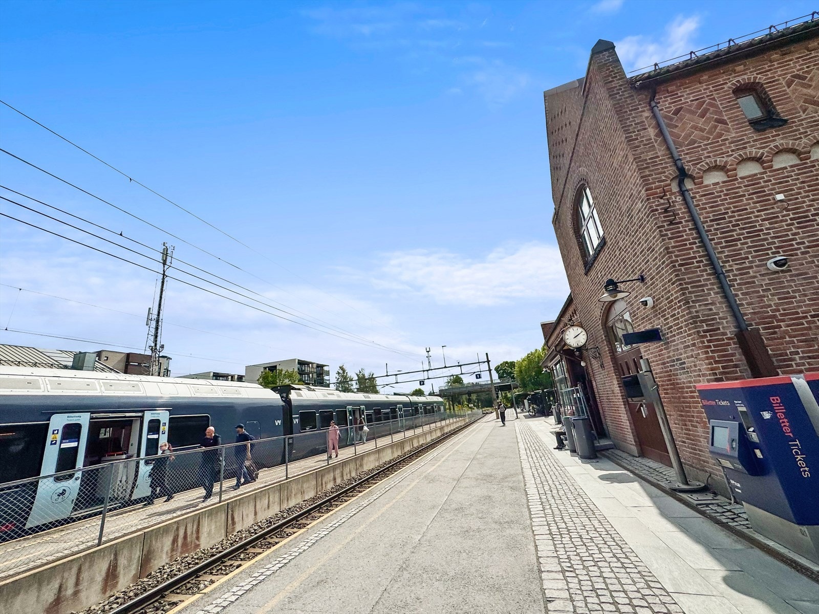 Det er gangavstand til Jessheim stasjon, hvor det ofte går tog til/fra Oslo. Galleribilde