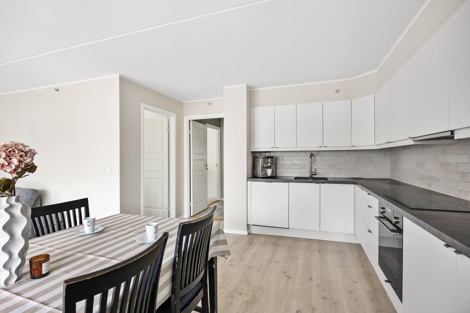 Lyst og fint kjøkken med god oppbevaringsplass i skap og skuffer. Galleribilde