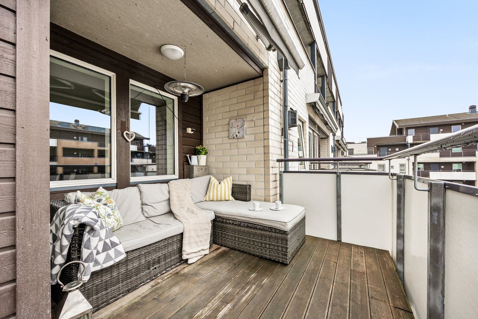 Balkongen er delvis overbygget, og her har man god plass til utemøblement. Galleribilde