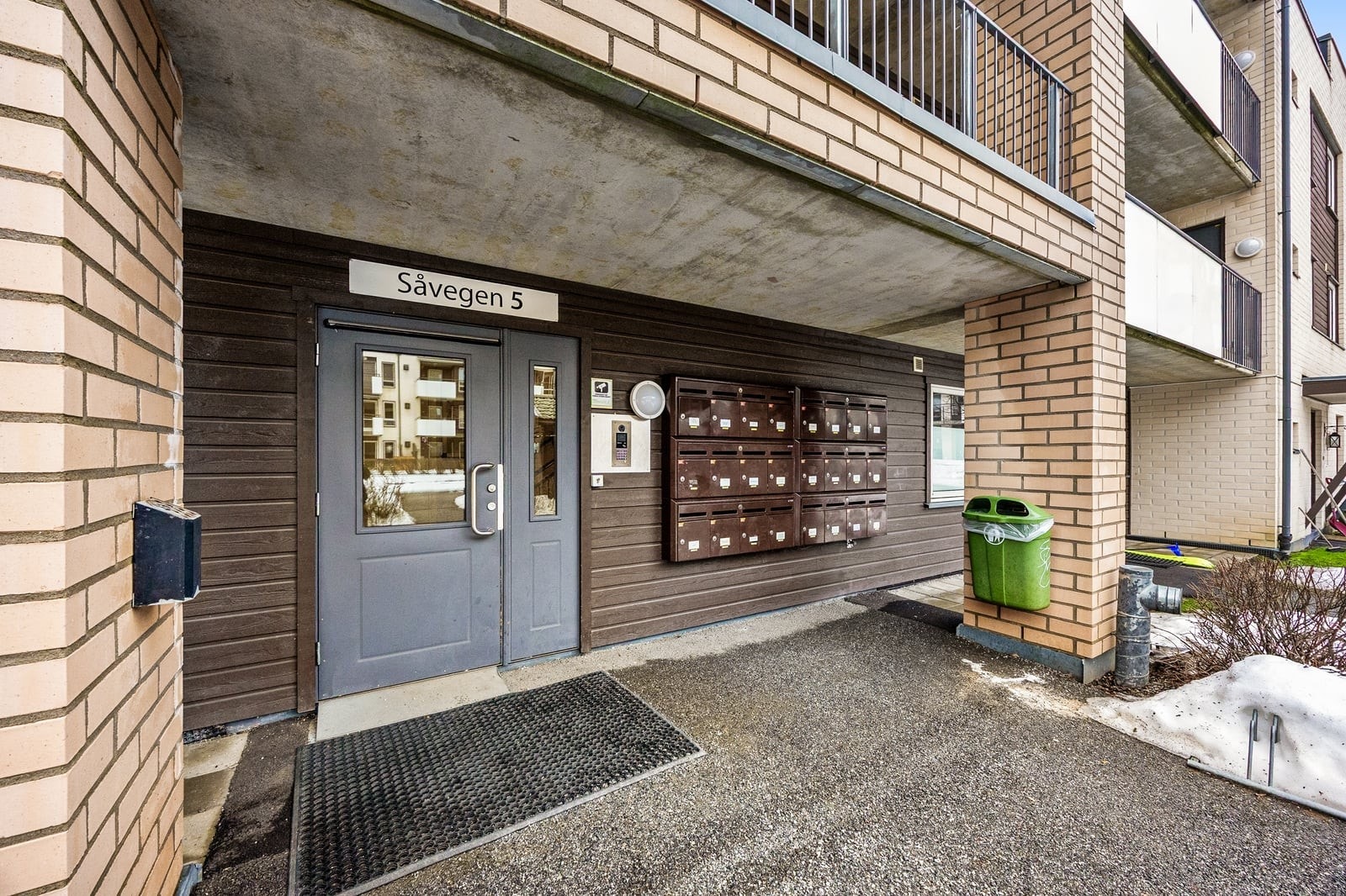 Inngangsparti. Det er heis i bygget og denne tar deg også ned i garasjekjelleren. Galleribilde