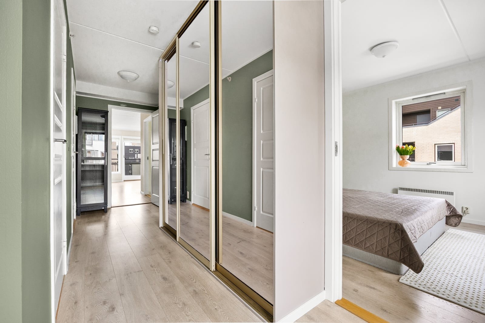 I gangen er det satt inn en praktisk skyvedøørgsgarderobe med speilfronter. Galleribilde