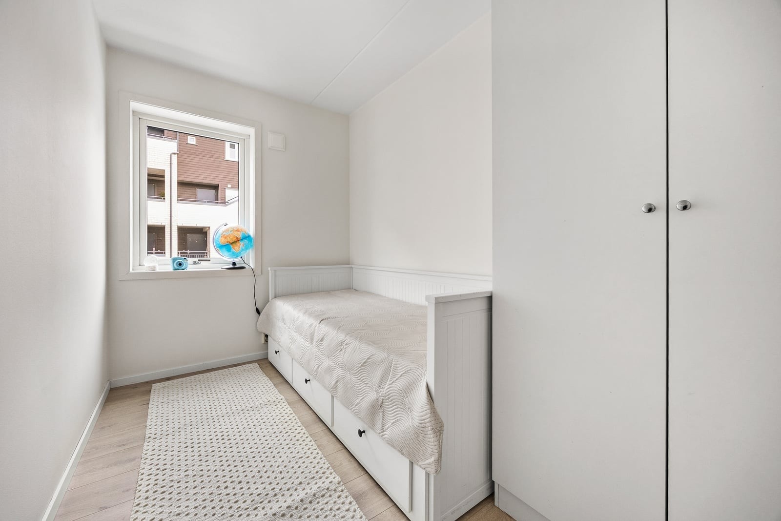 Soverom 2 - også her er det garderobeskap. Galleribilde