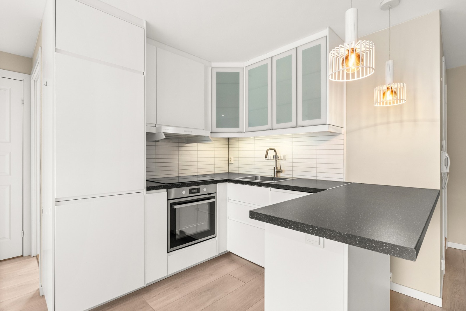 IKEA kjøkkeninnredning med glatte hvite fronter som har integrerte håndtak. Det opplyses i tidligere salgsoppgave at kjøkkeninnredningen var ny i 2018. Galleribilde