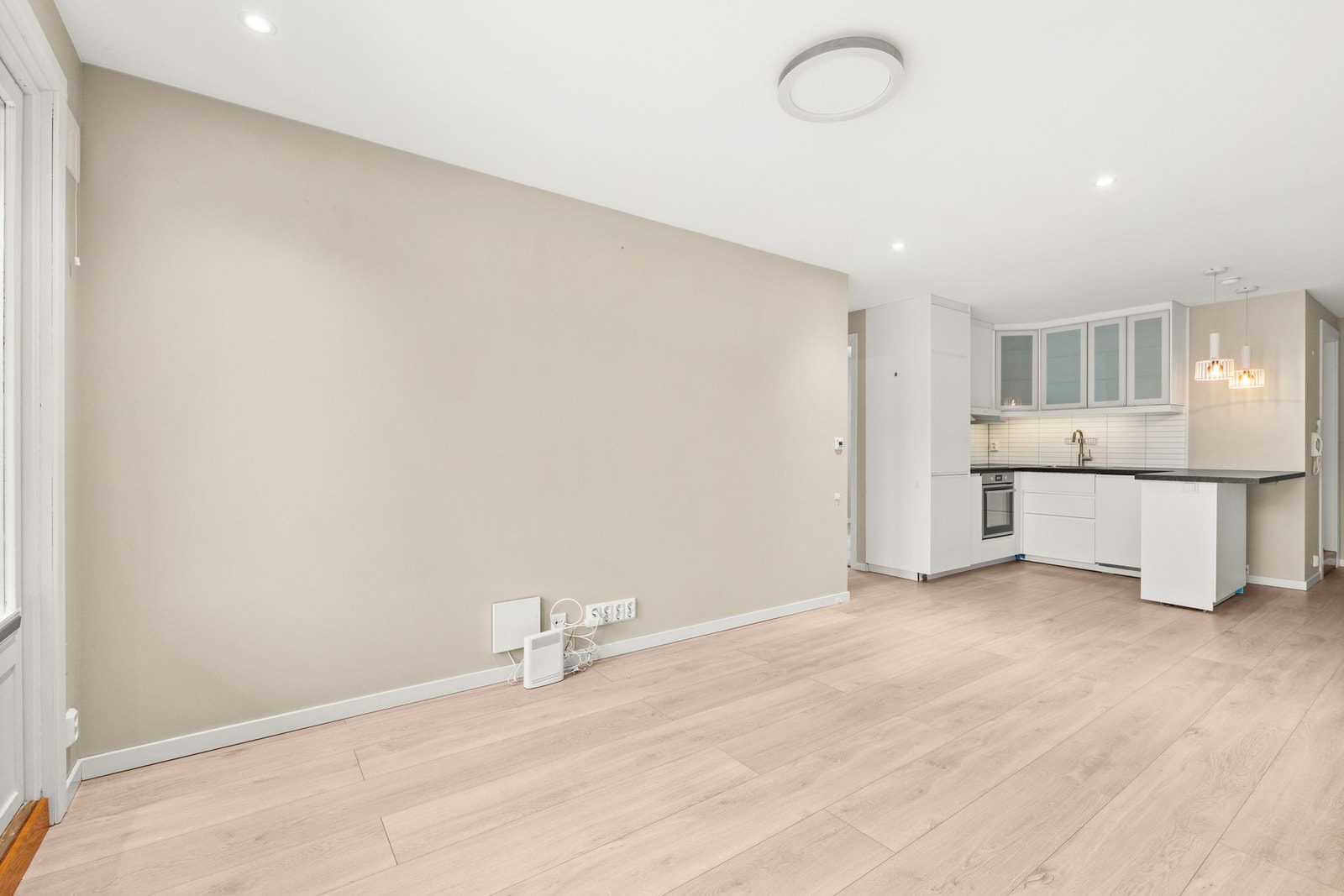 Det er montert downlights i himlingen som gir et lunt lys i hele stuen. Galleribilde