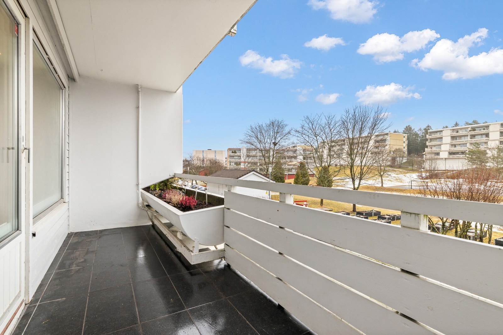 Her får du god plass til å innrede med en sittegruppe, grill og diverse blomster. Galleribilde