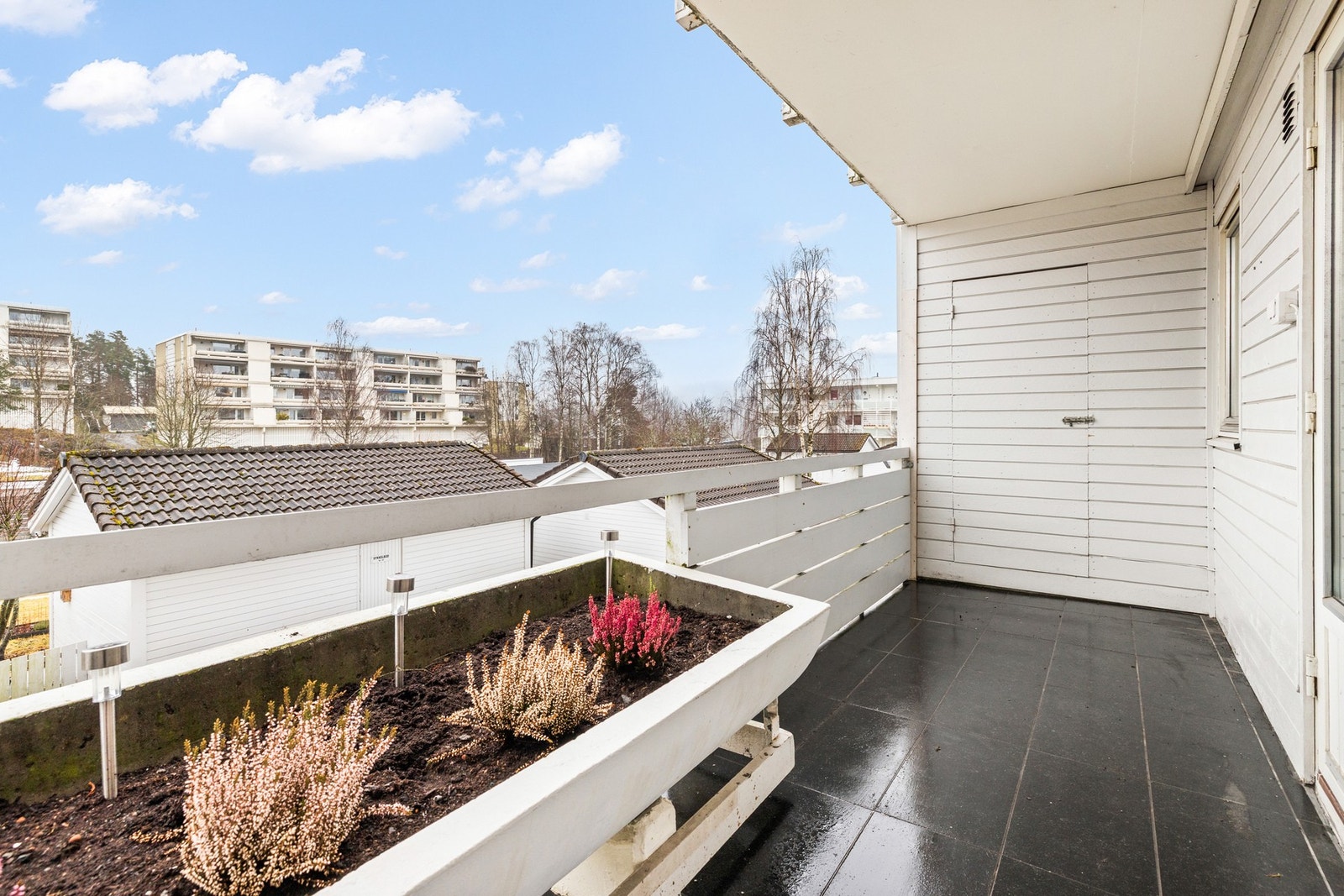 Romslig balkong på 7 m². I tillegg kommer praktisk utvendig bod på 1,7 kvm. Galleribilde