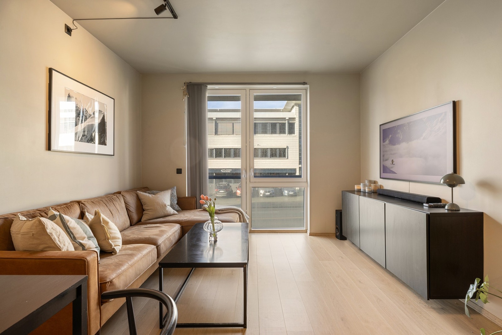 Inkludert i boligens lave felleskostnader er det utgifter tilknyttet fjernvarme (stipulert forbruk), TV/bredbånd (elektroniske avtaler), bod, bygningsforsikring, fellesareal mm. Galleribilde