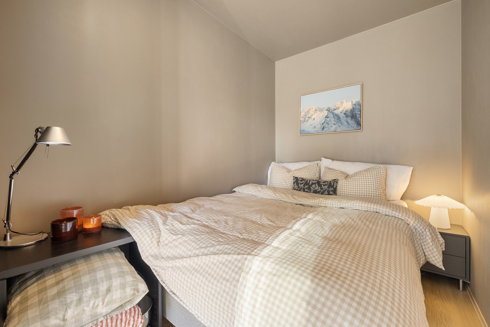 Soverommet på 7,6 kvm oppleves lunt og romslig med tidsriktig farge på vegg og i himling. Her har du plass til dobbeltseng av god størrelse, garderobeløsning, nattbord og annet ønskelig. Galleribilde