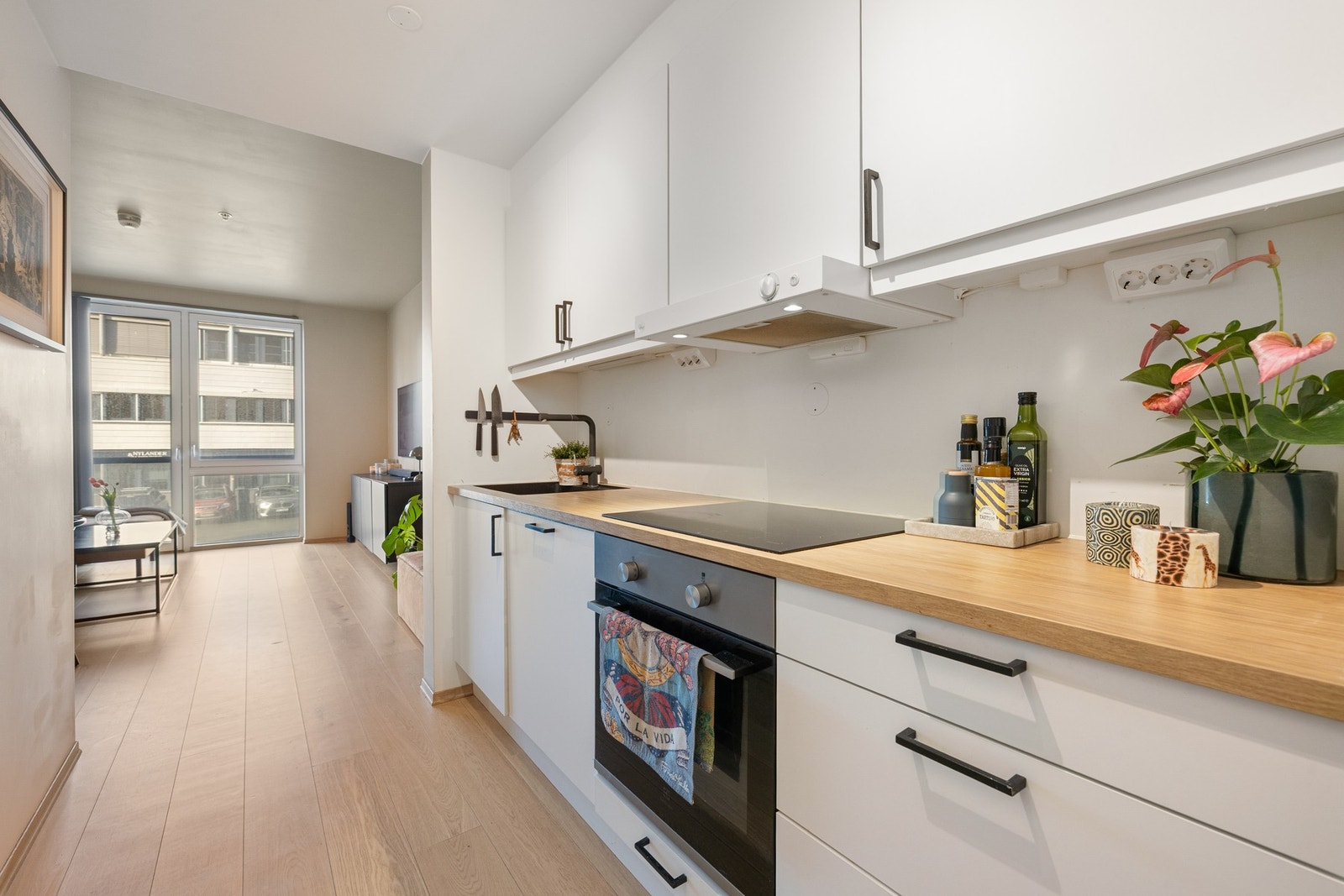 Det praktiske kjøkkenet byr på rikelig med skap- og benkeplass, samt godt med stikkontakter. Kjøkkenet er nylig oppgradert med ny benkeplate, kjøkkenarmatur og nedfelt vask. Galleribilde