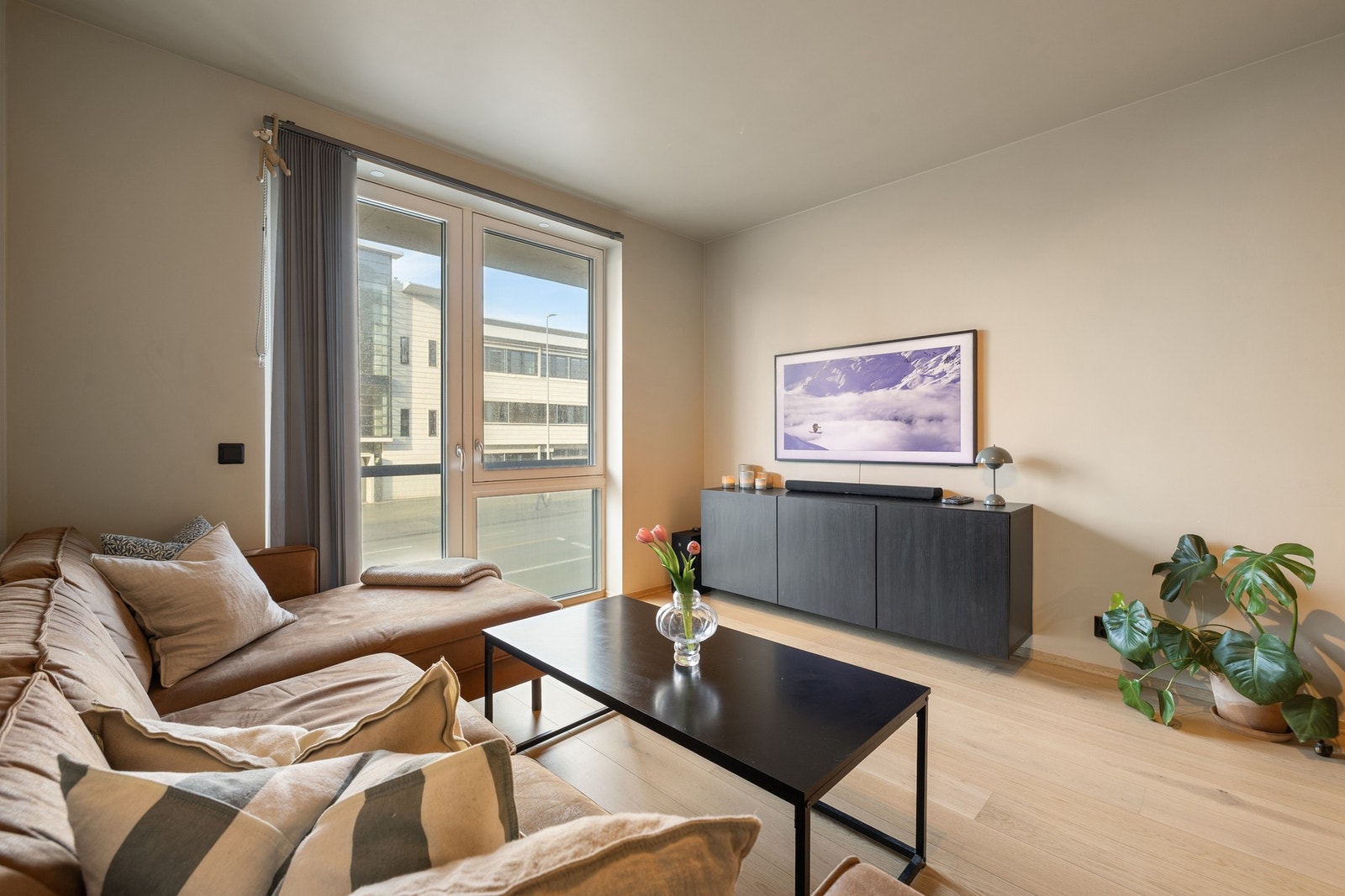 Leiligheten måler 39 kvm (BRA-i) og fremstår innbydende og moderne. Inneholder entré, bad, stue, kjøkken, soverom og en terrasse. Utover dette har du en ekstern bod i byggets felles kjeller. Galleribilde